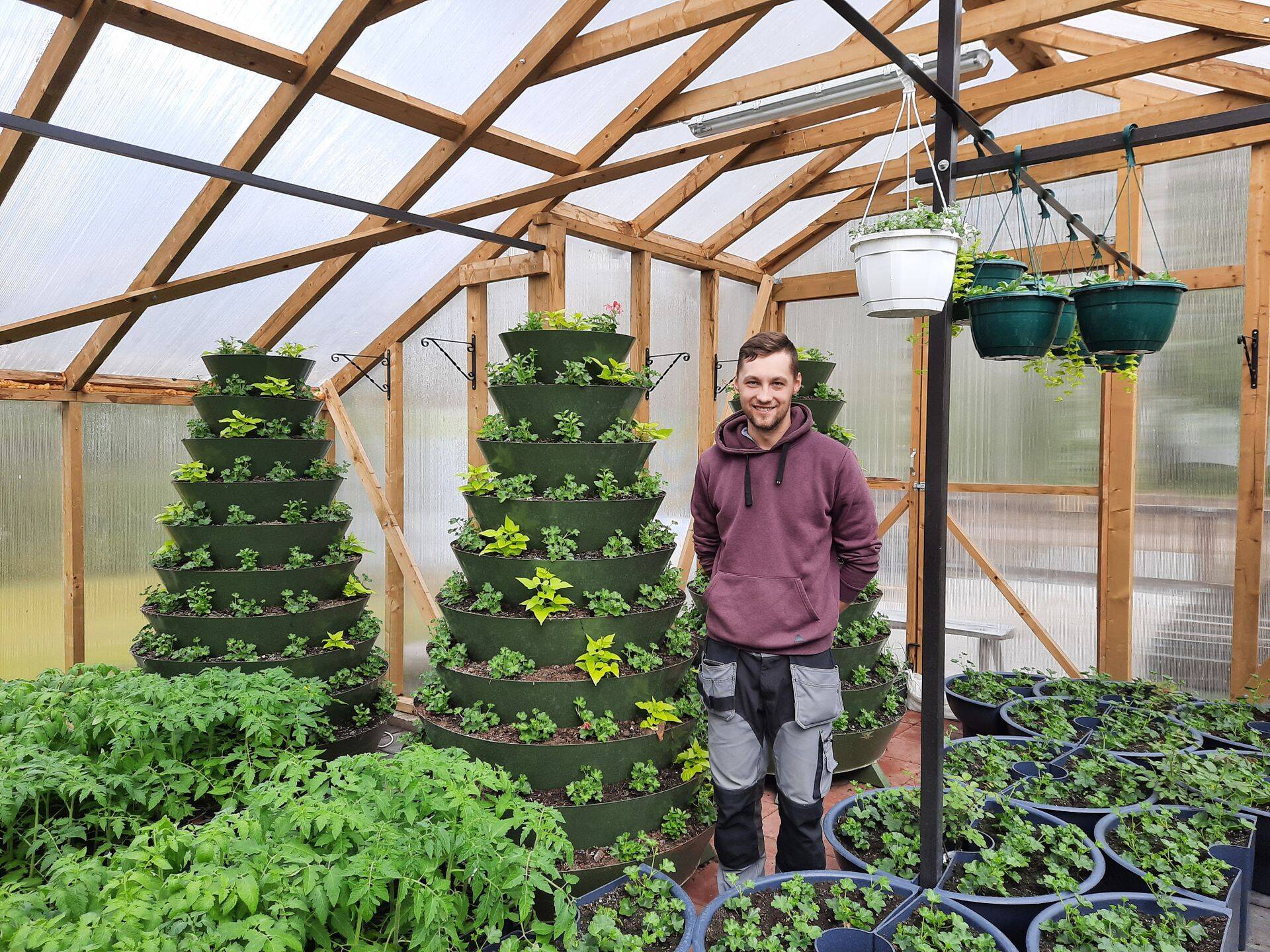 Erik Rüütel linnahaljastusse sobivate lilletornide kõrval.