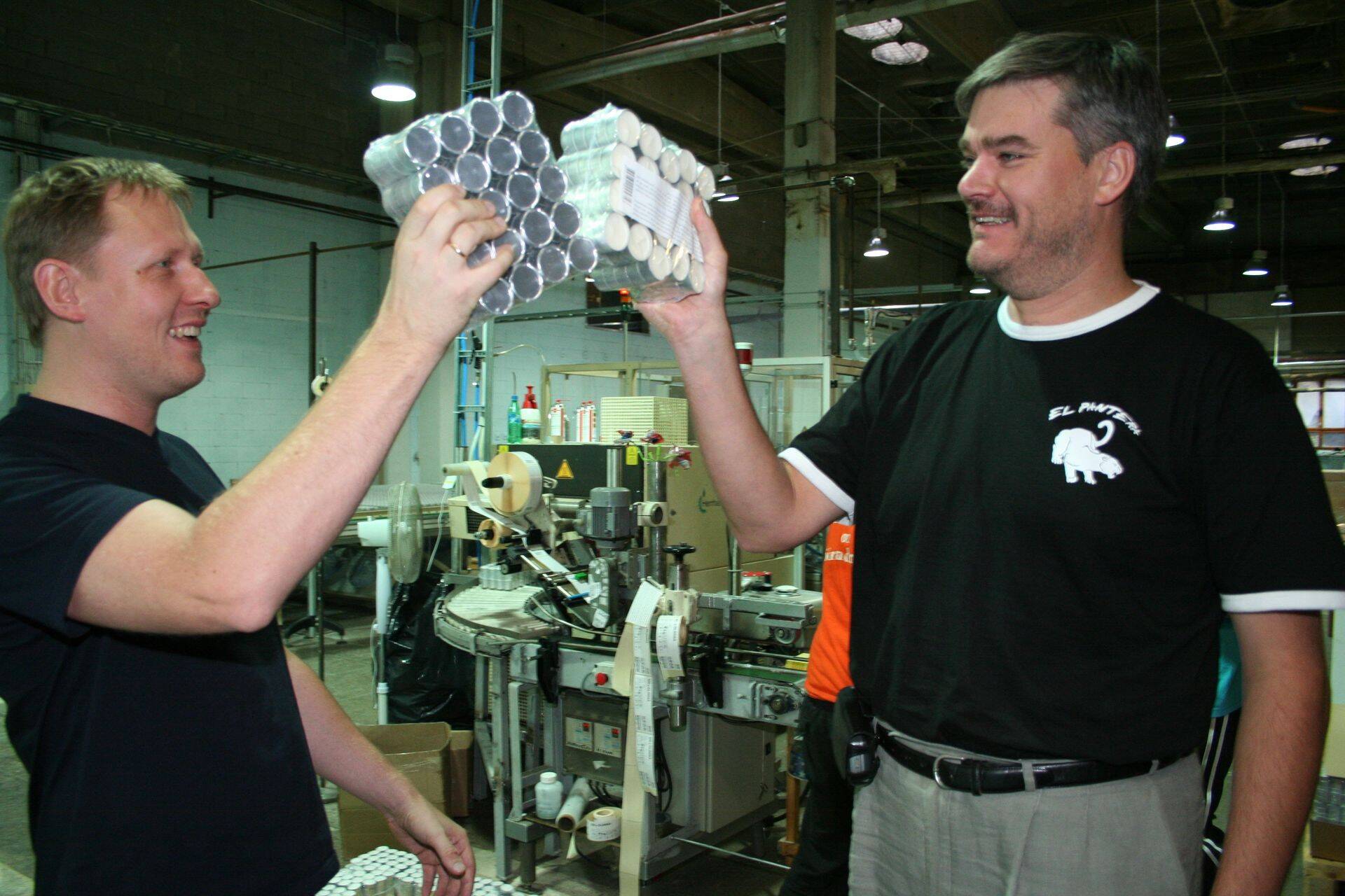 Aasta on 2006 ja Hansa Candle'il on kaks omanikku Tarvo Moss (vasakul) ja Harri Aaltonen, nüüd kuulub tehas ainuüksi Aaltonenile ja poegadele.