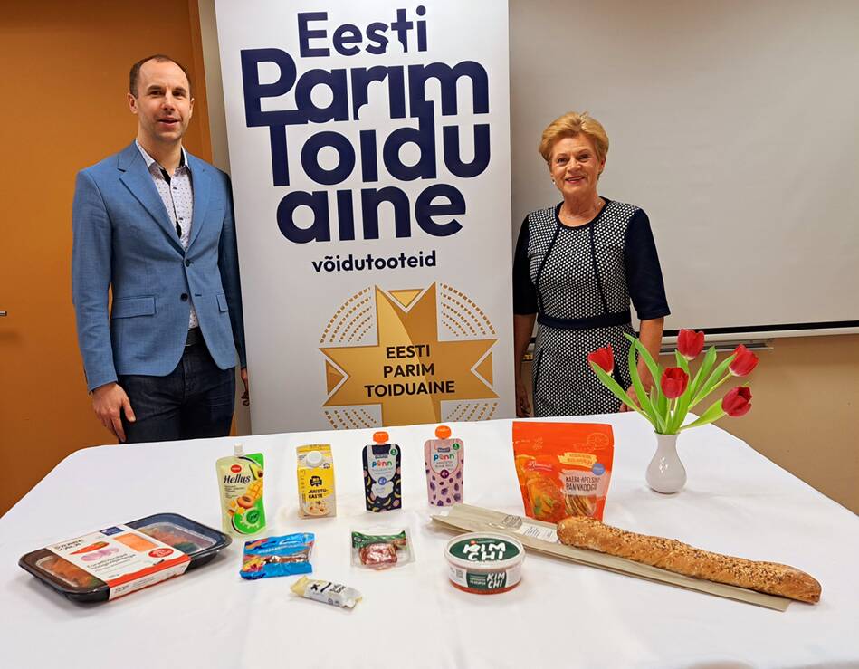 Hindamiskomisjoni esimees ja toiduteadlane Rain Kuldjärv ning Toiduliidu juhataja Sirje Potisepp hõbemärgi toodetega 2. hindamispäeval.