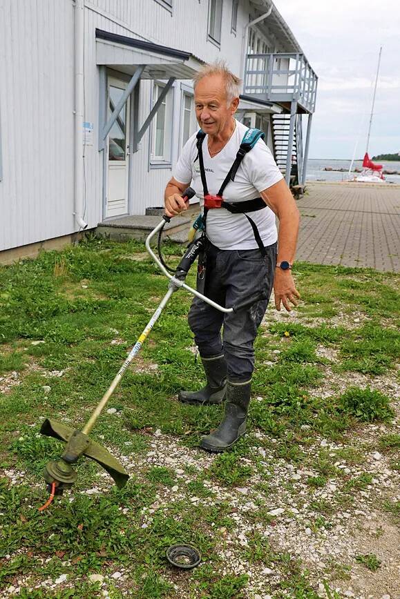 Vahepeal tuleb Jaril ka trimmer kätte võtta.