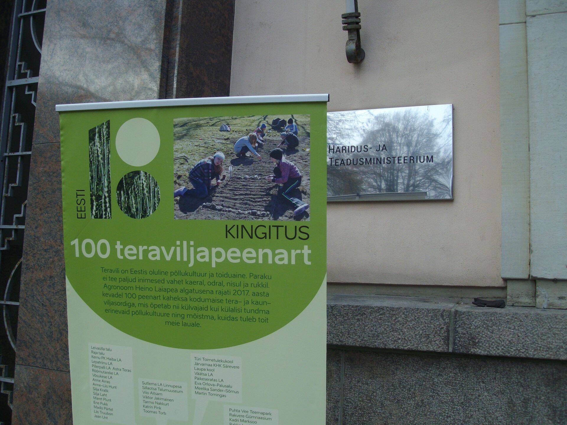 100 teraviljapeenra näitus jõudis haridusministeeriumi.