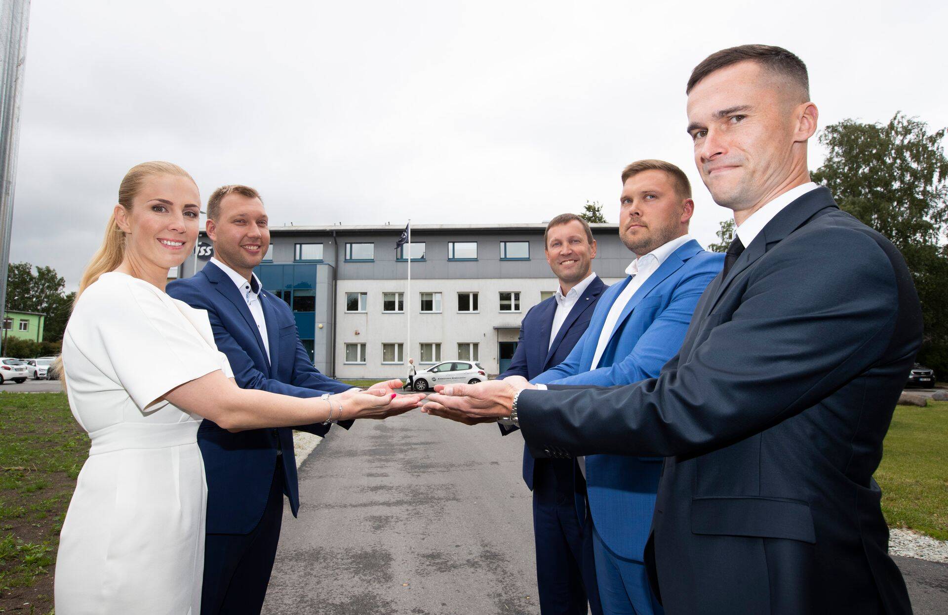 Pildil on vasakult Triinu Reinold, Margus Välling (ISS Eesti Baltikumi müügi- ja ostudirektor), paremalt eest Ülo Kallas, Mikk Sillamaa (ISS Eesti tegevjuht), Kaur Õllek (ISS Eesti Baltikumi finantsjuht).