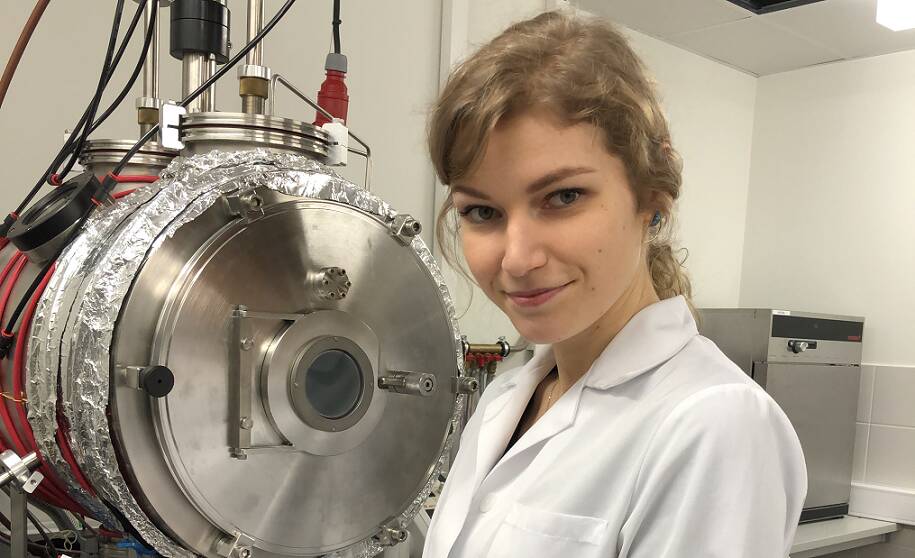 Tehnikaülikooli doktorant Katriin Kristmanni töö sihiks on päikesepaneelid, mida saab valmistada ka Kuul leiduvatest materjalidest.