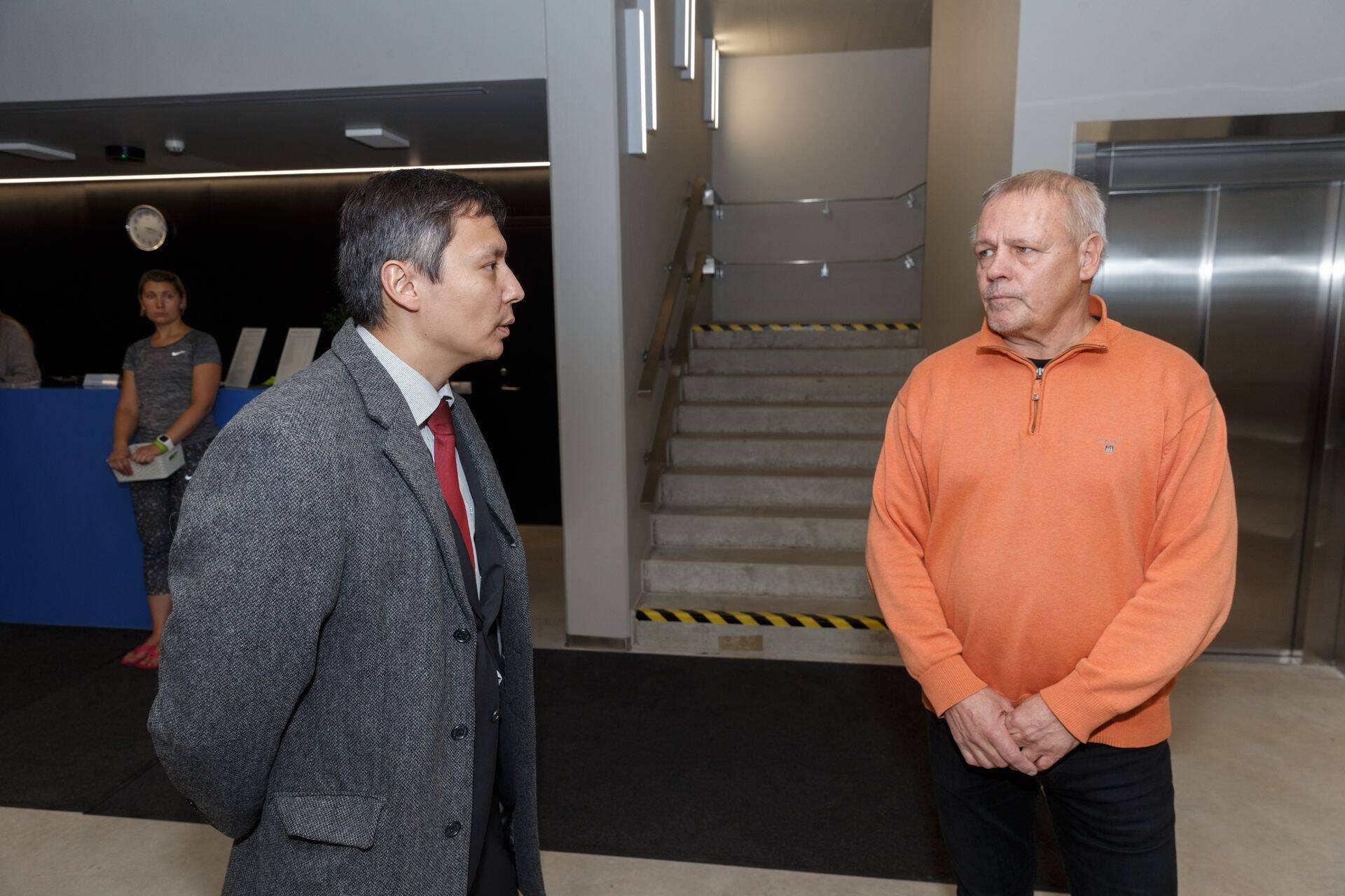 Sõle spordikeskuse juht Toomas Ristlaan (paremal) ja abilinnapea Mihhail Kõlvart.