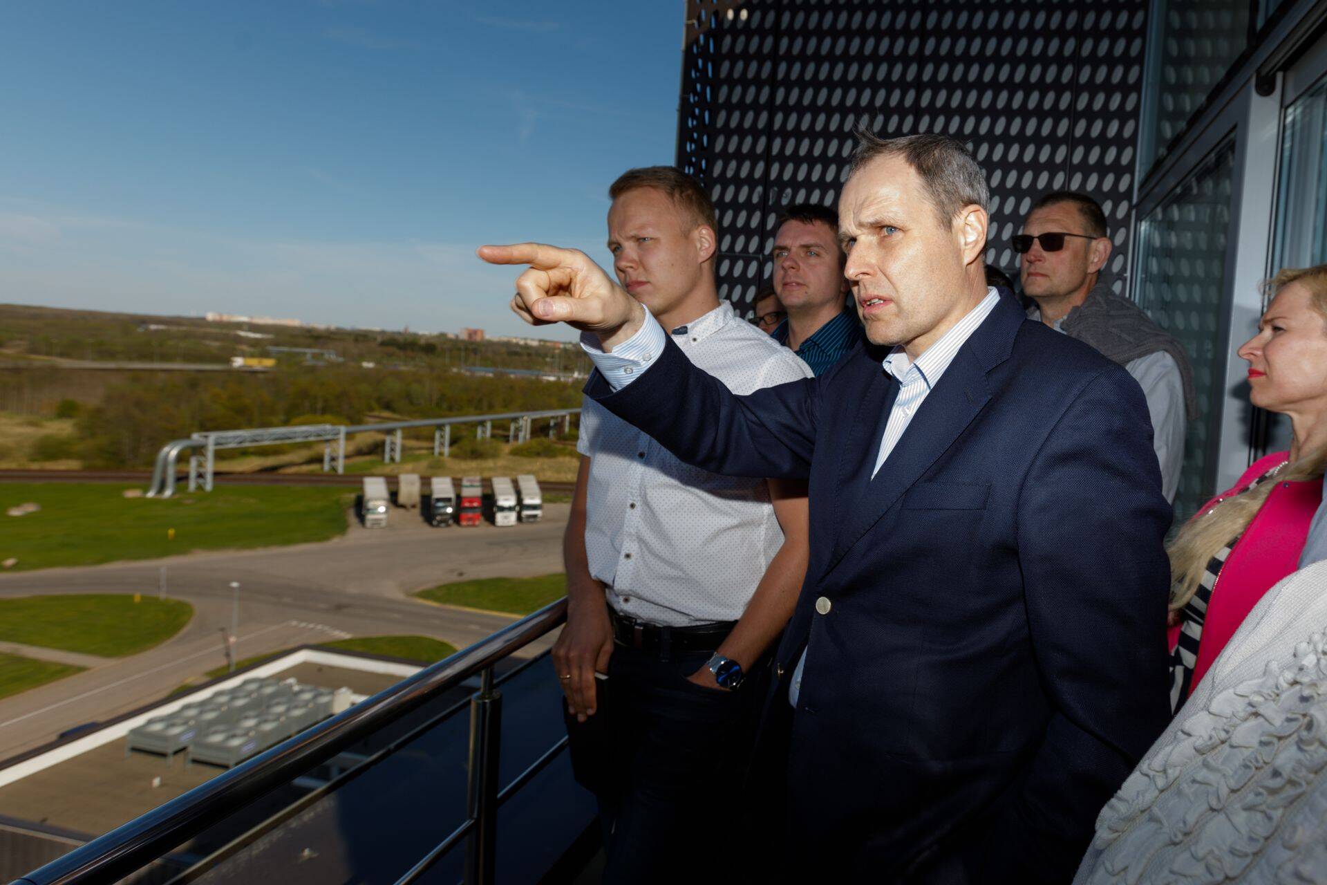 Valdo Kalm näitab investoritele valdusi.