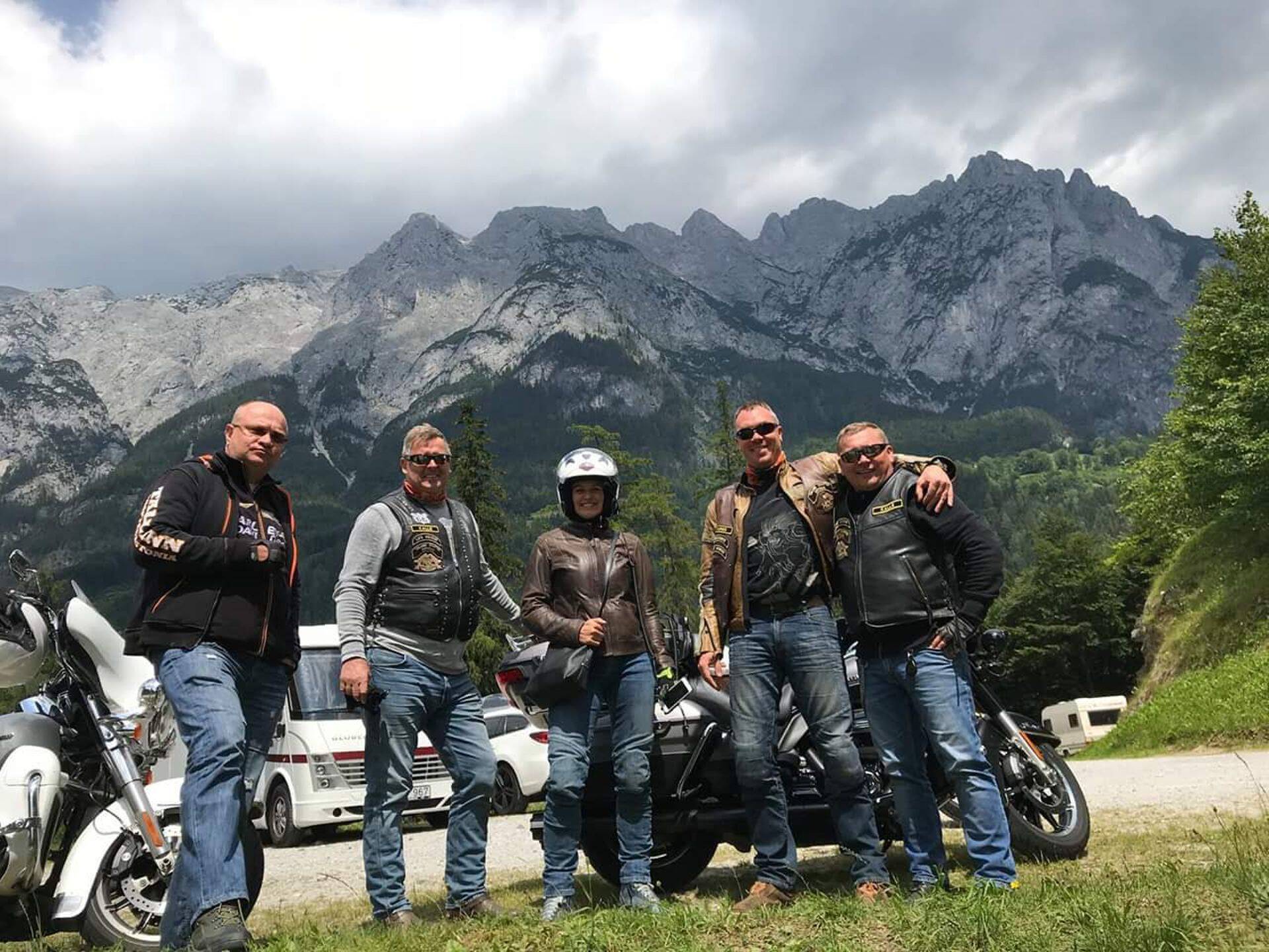 Kirglik motohuviline Indrek Naur Austria Alpides motomatkal elu nautimas. Pildil vasakult esimene.