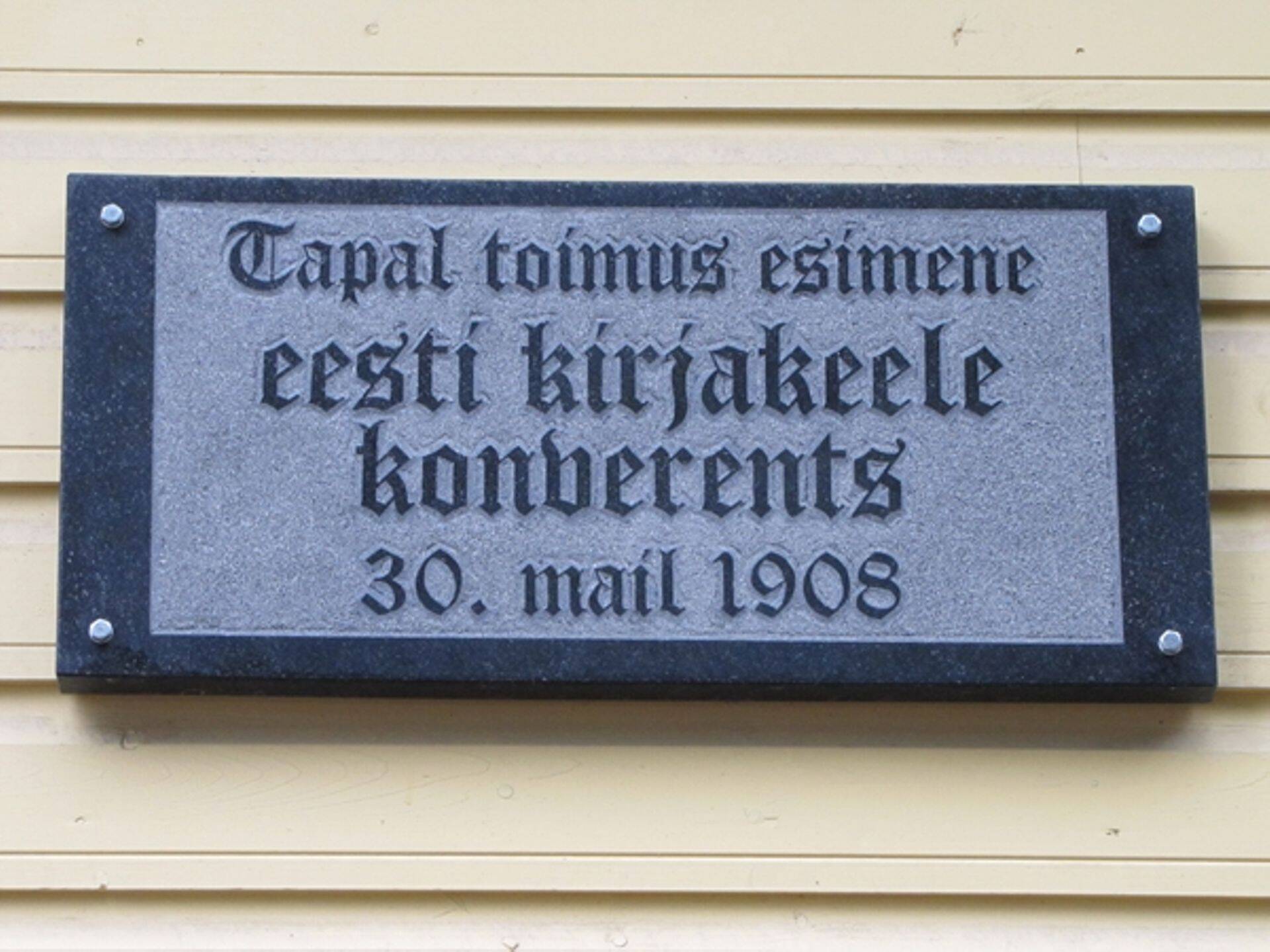 Mälestustahvel Tapa muusikakooli seinal.