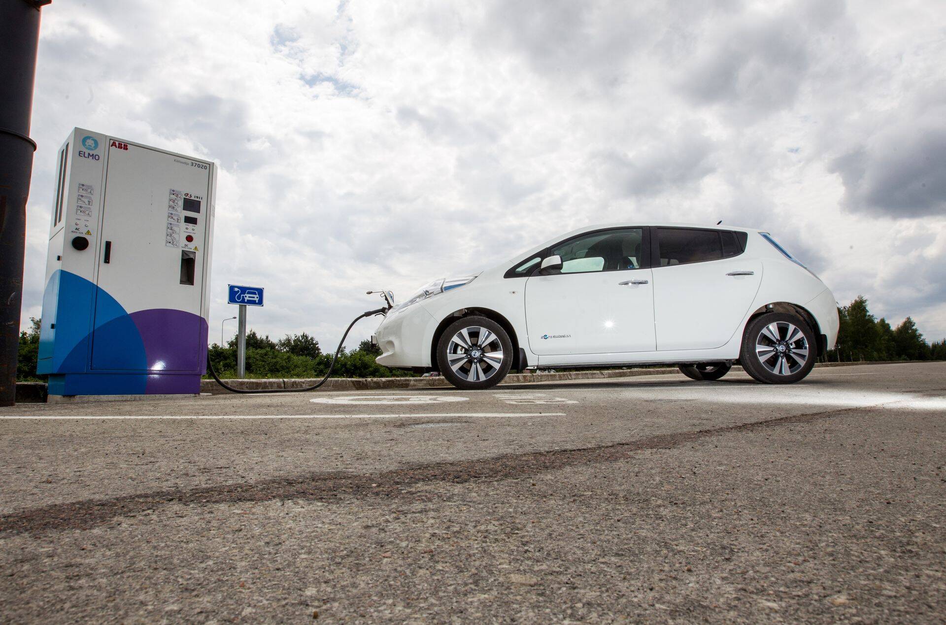 Elektriauto Nissan Leaf esinduse ees Osmussaare teel Tallinnas.
