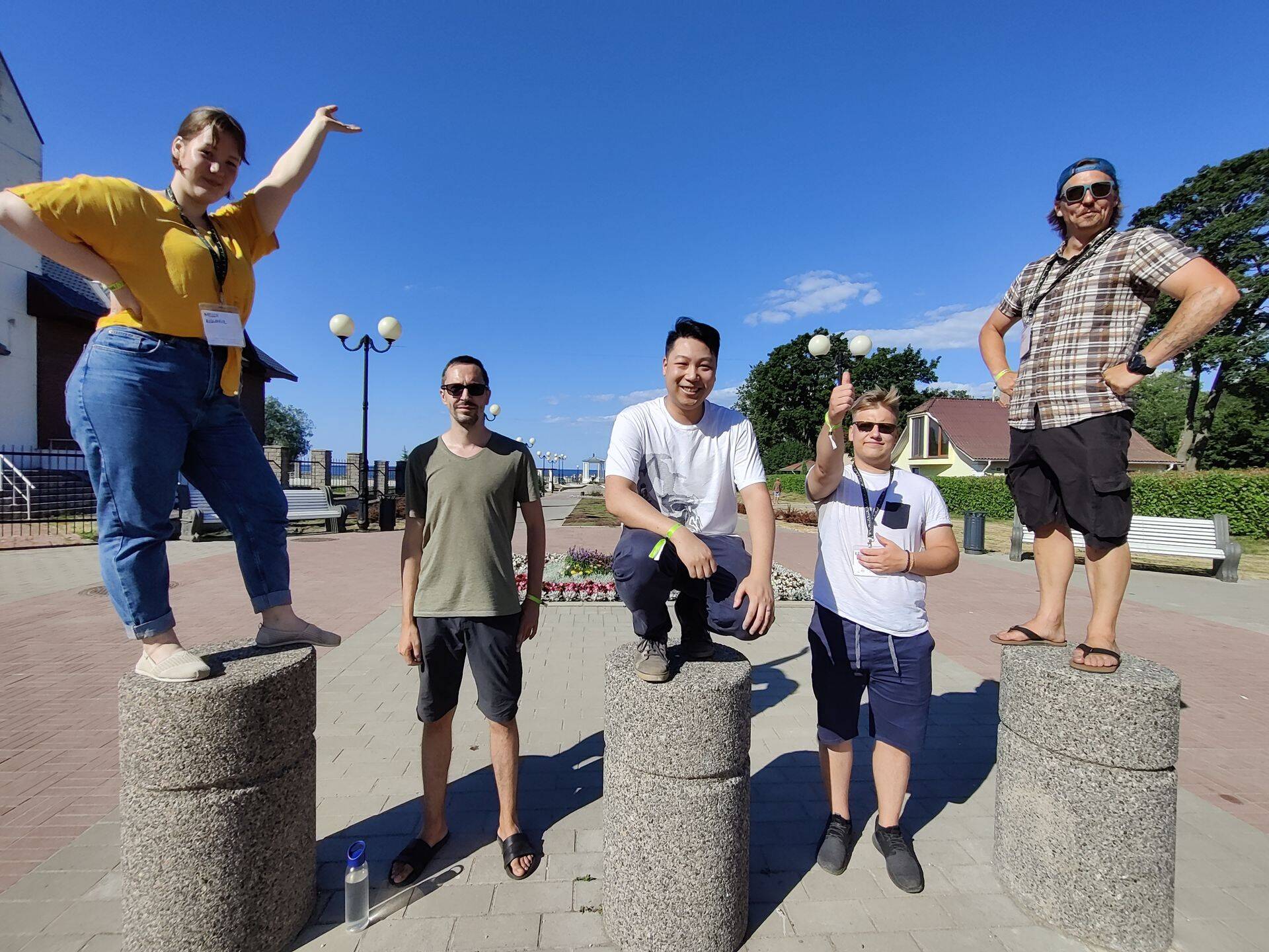 Jõhvi IT-kooli katsetel jäi aega ka Sillamäega tutvuda ning eestlased, kes vene keelt oskasid, said väga popiks. Fotol sisseastujad, vasakul artikli autor Melly Külaviir, keskel postil artiklis kõnelev Welsley Gai-Yeen Lui ning paremal postil viimati tuukrina töötanud Markko Junolainen, kes tahab teha karjääripööret.
