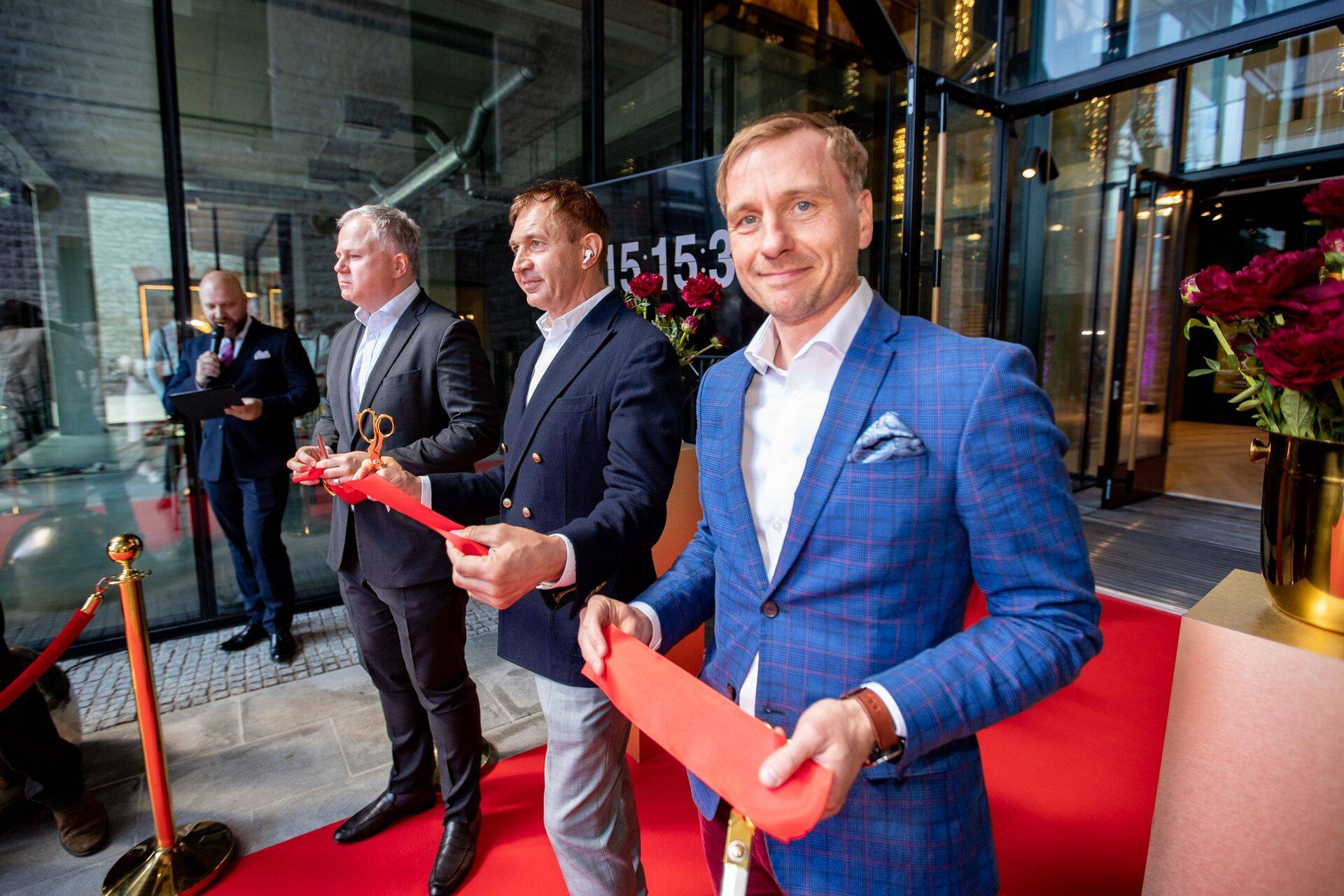 Tarmo Pohlak on pälvinud kaks korda aasta ehitaja tiitli: 2009. aastal Tallinki büroohoone ehituse ja 2016. aastal Hiltoni hotelli eest. Fotol on ta 2021. aasta suvel Rotermanni Ajamaja avamisel, kusjuures pildil on nii endine tööandja Urmas Sõõrumaa kui ka praegune kolleeg Gerd Müller ehitusettevõtte Nordecon juhatusest.