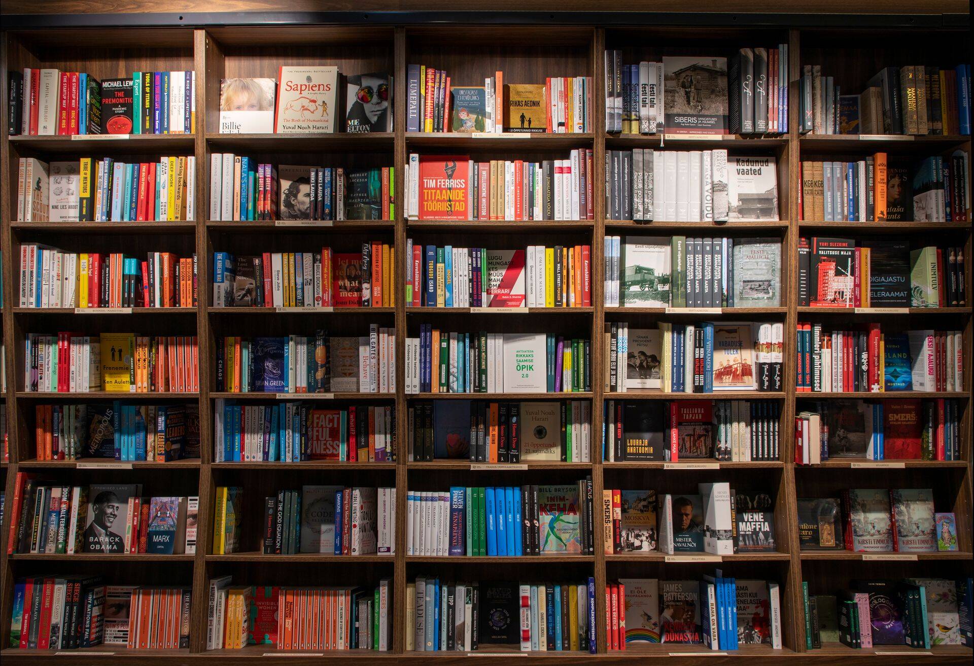 Книжные магазины Rahva Raamat ищут варианты поставок книг на русском языке не из России. Пока - без очевидного успеха.