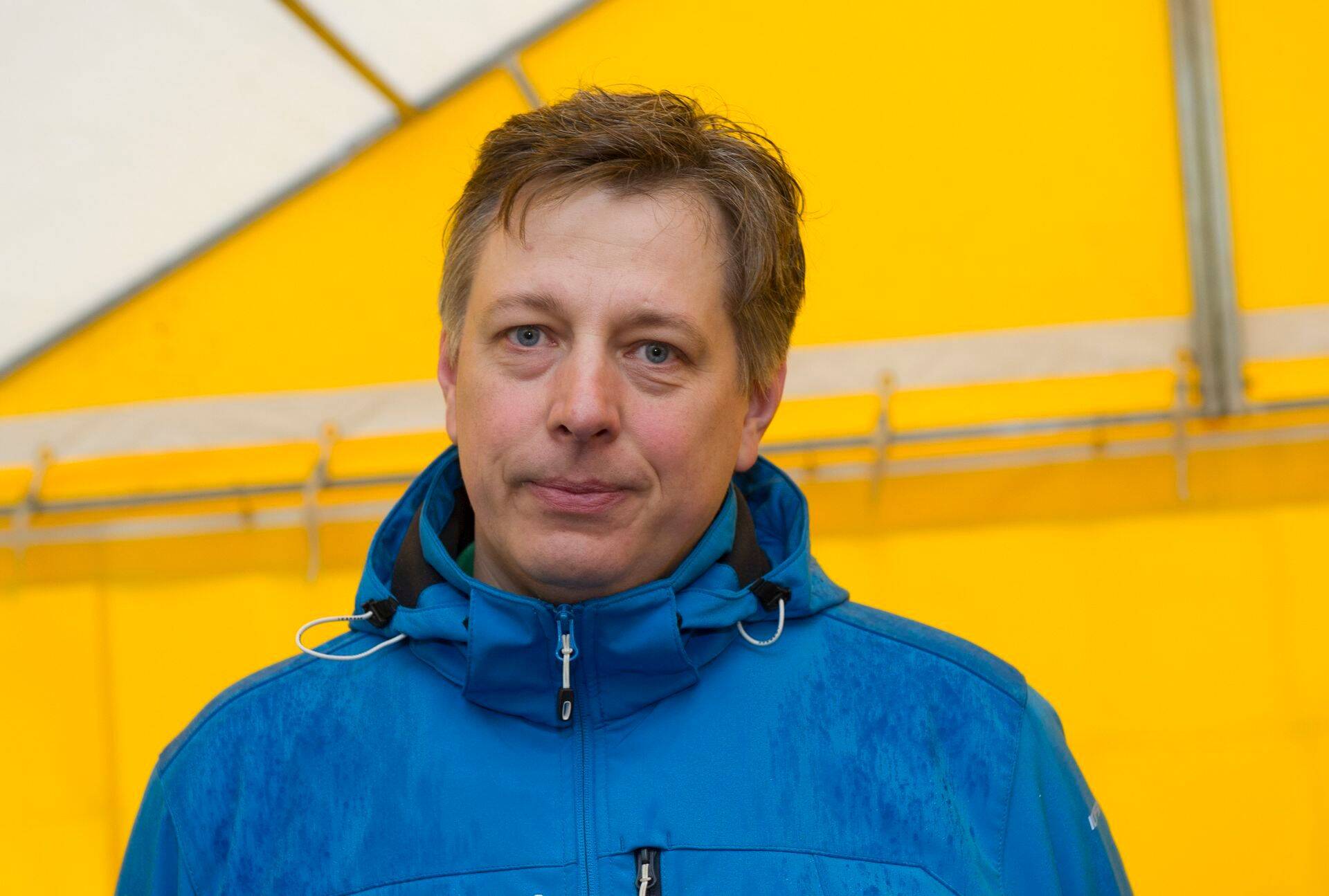 Sünnipäeva puhul istutas Saint-Gobain Ehitustooted Eestis puid. Ka Weber äriüksuse direktor Mart Arro osales istutustöödel.