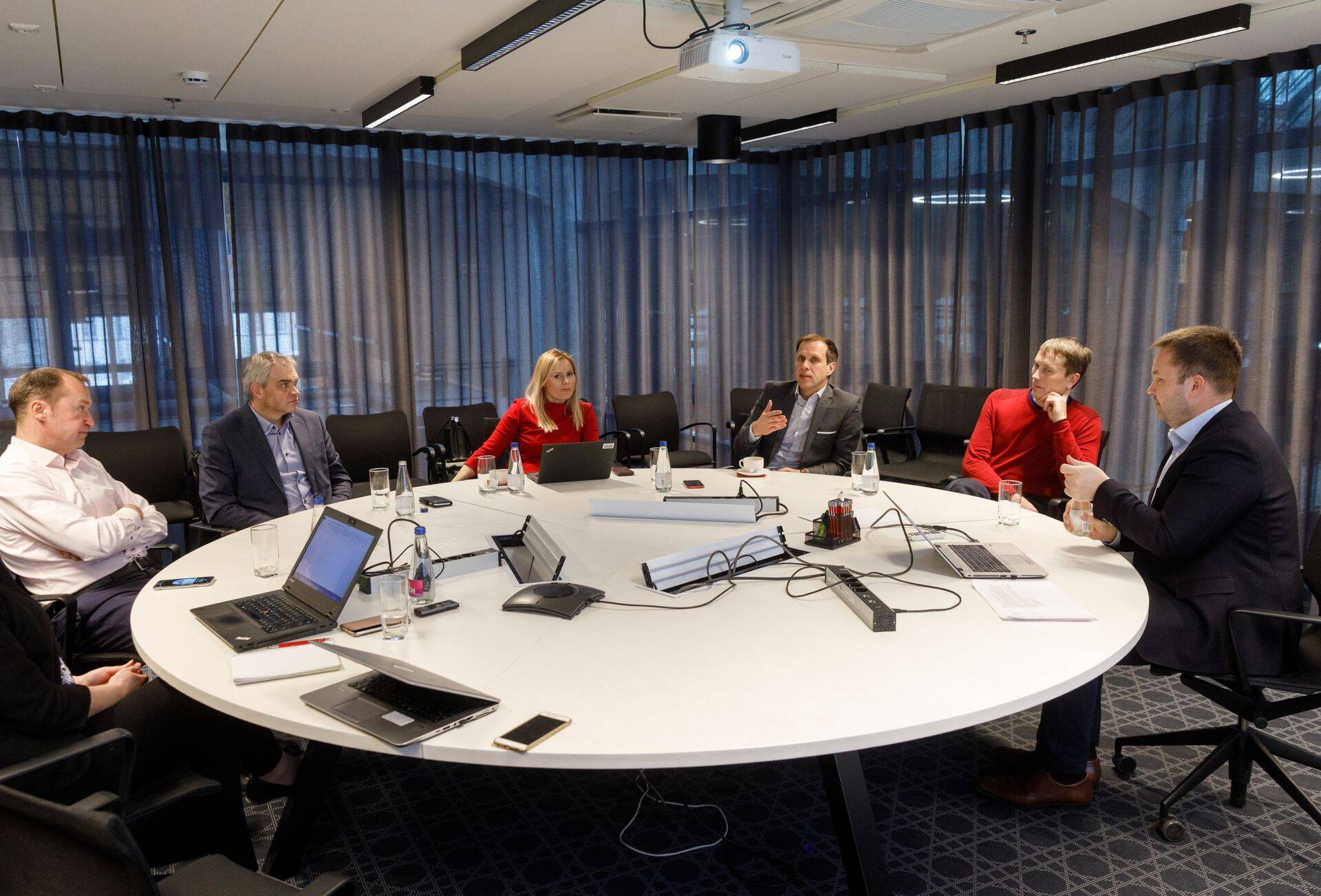 Žürii finaliste valimas: vasakult PwC Eesti juhtivpartner Tiit Raimla, KPMG Eesti seeniorpartner Andris Jegers, EY Eesti partner Olesia Abramova, Deloitte Eesti partner Veiko Hintsov ning finantsjuhtimise infolehe ja teabevara peatoimetaja Villu Zirnask. Žürii tööd juhib Äripäeva finantsjuht Toomas Truuverk.