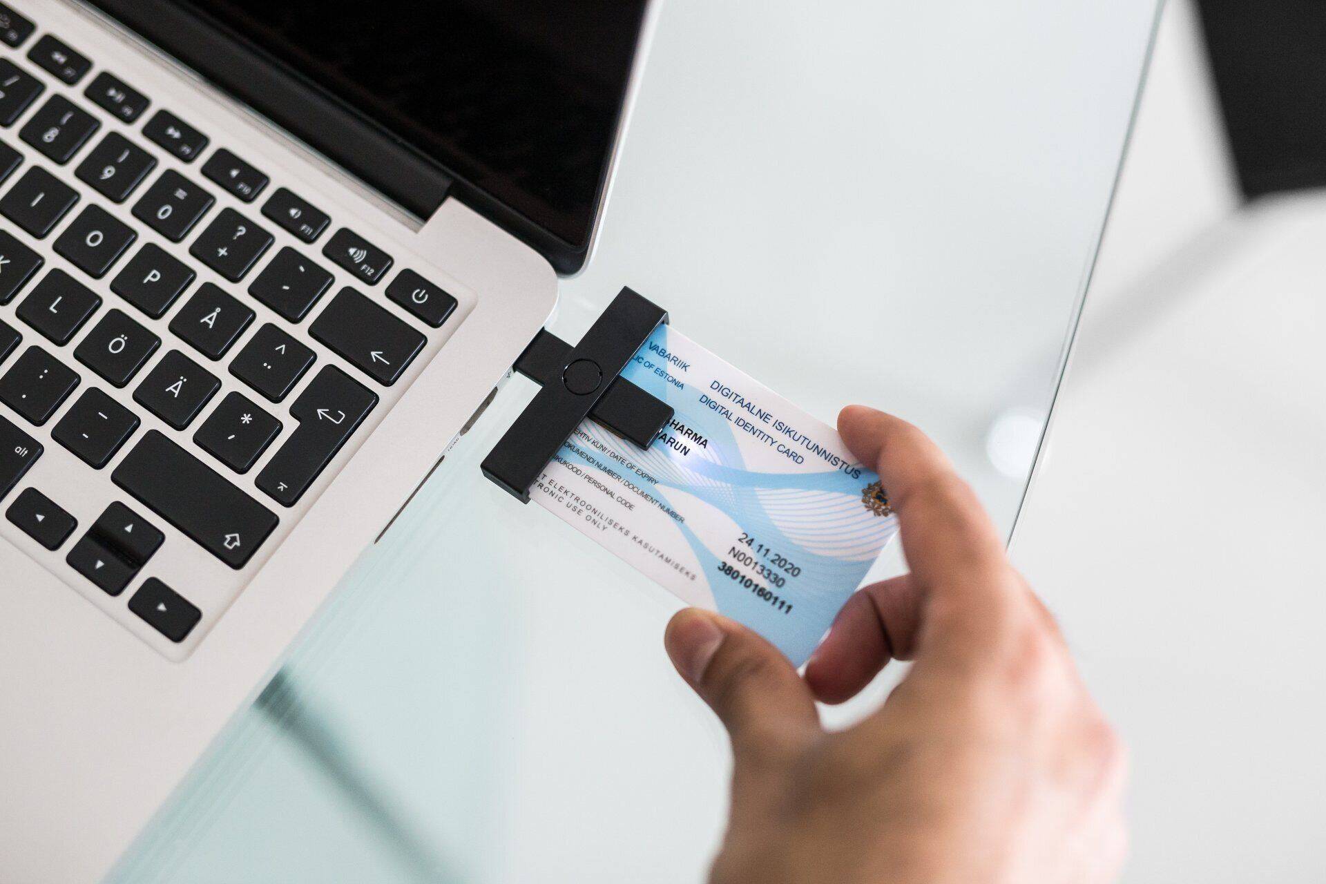 Программа э-резидентства была запущена 1 декабря 2014 года, за пять лет и десять месяцев статус э-резидента Эстонии получили 73 400 человек.