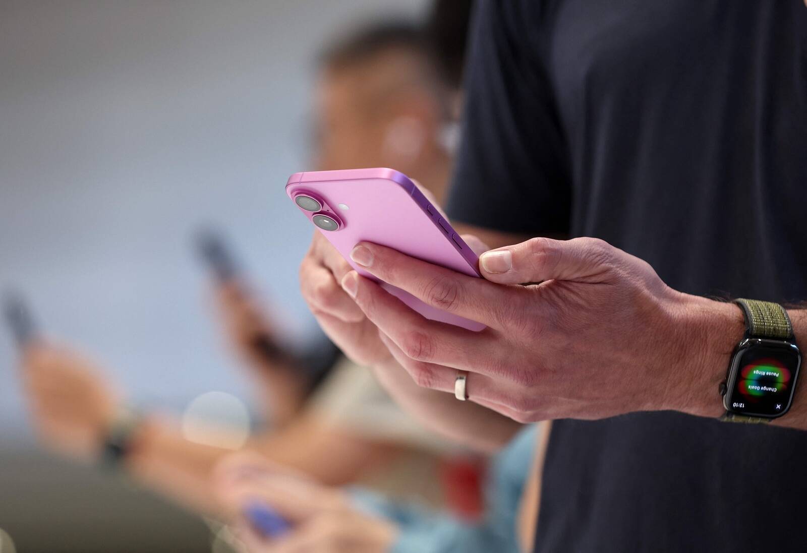 Гость технологического мероприятия Apple Glowtime тестирует новый iPhone.