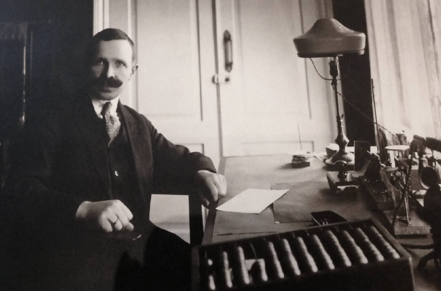 Рудольф Клауссон, создавший одно из самых успешных кондитерских предприятий в истории Таллинна, поддерживал общество Эстонской литературы, обеспечивал призами благотворительные лотереи.