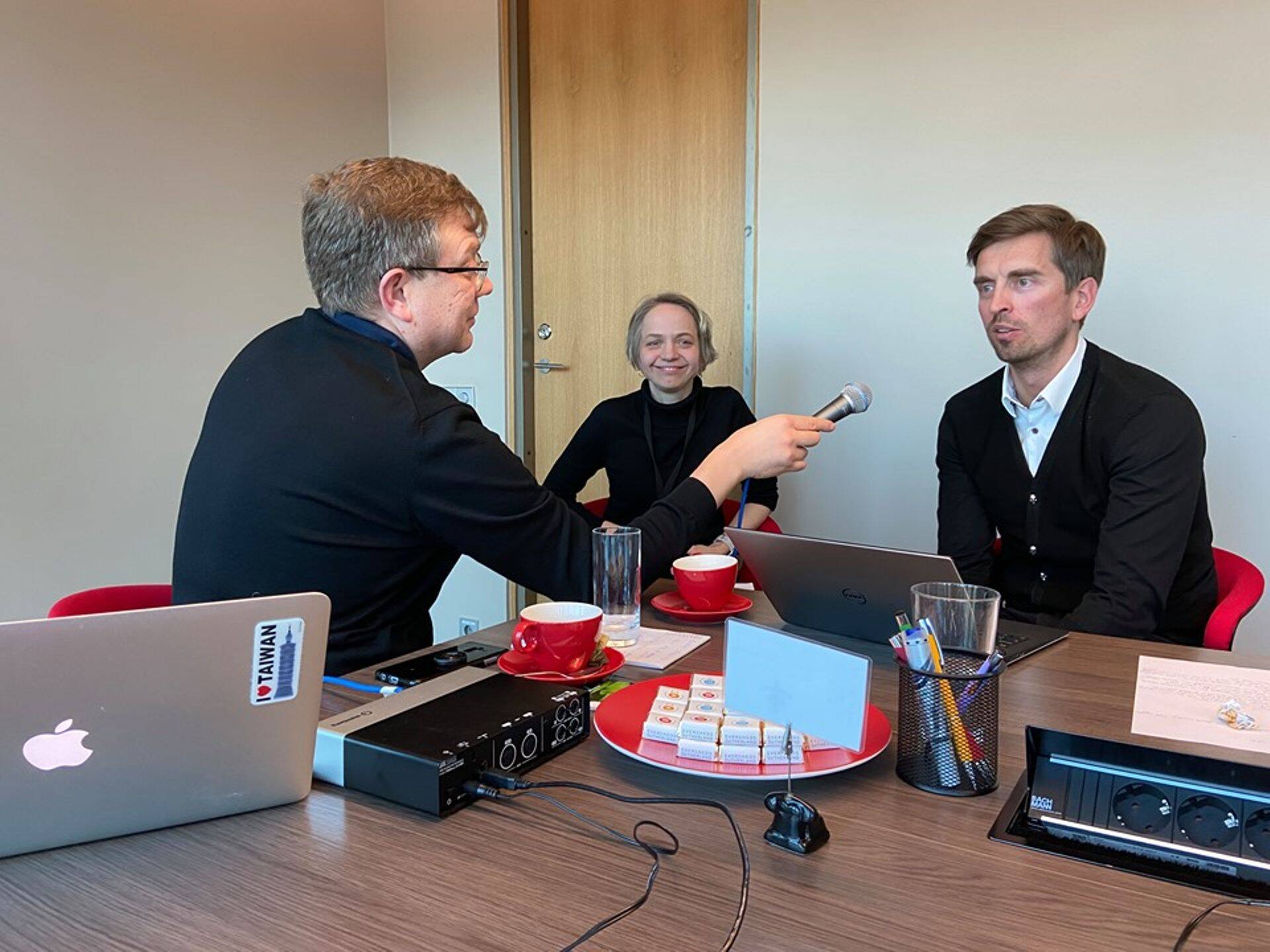 Advokaadibüroo Eversheds, Sutherland, Ots & Co juhtivpartner Maivi Ots ja partner Raiko Lipstok (paremal) annavad nõu, kuidas tõlgendada vääramatu jõu klauslit.