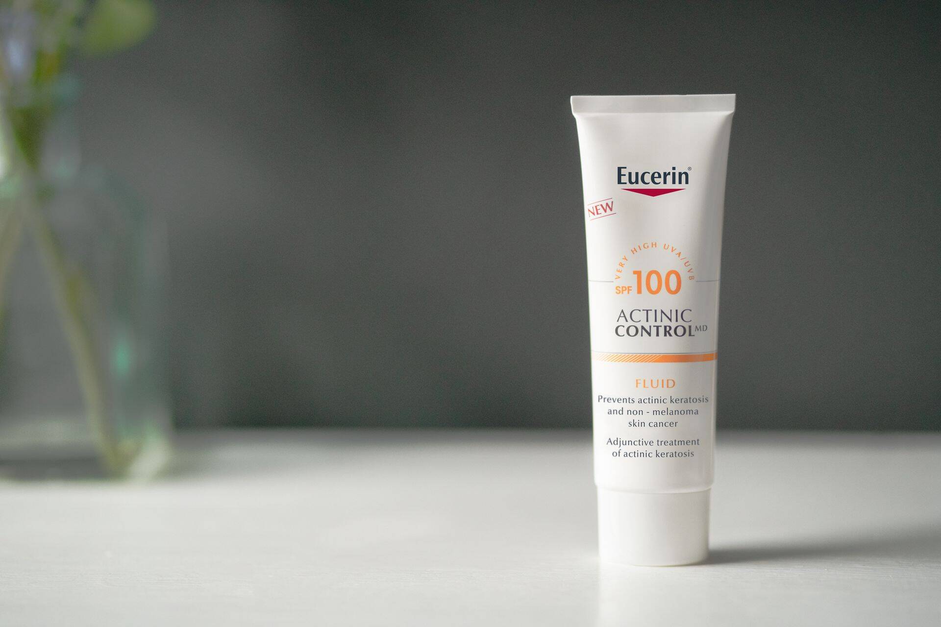 Eucerini Actinic Control MD SPF 100 on mõeldud spetsiifiliselt aktiinilise keratoosi ja mittemelanoomse nahavähi ennetamiseks.