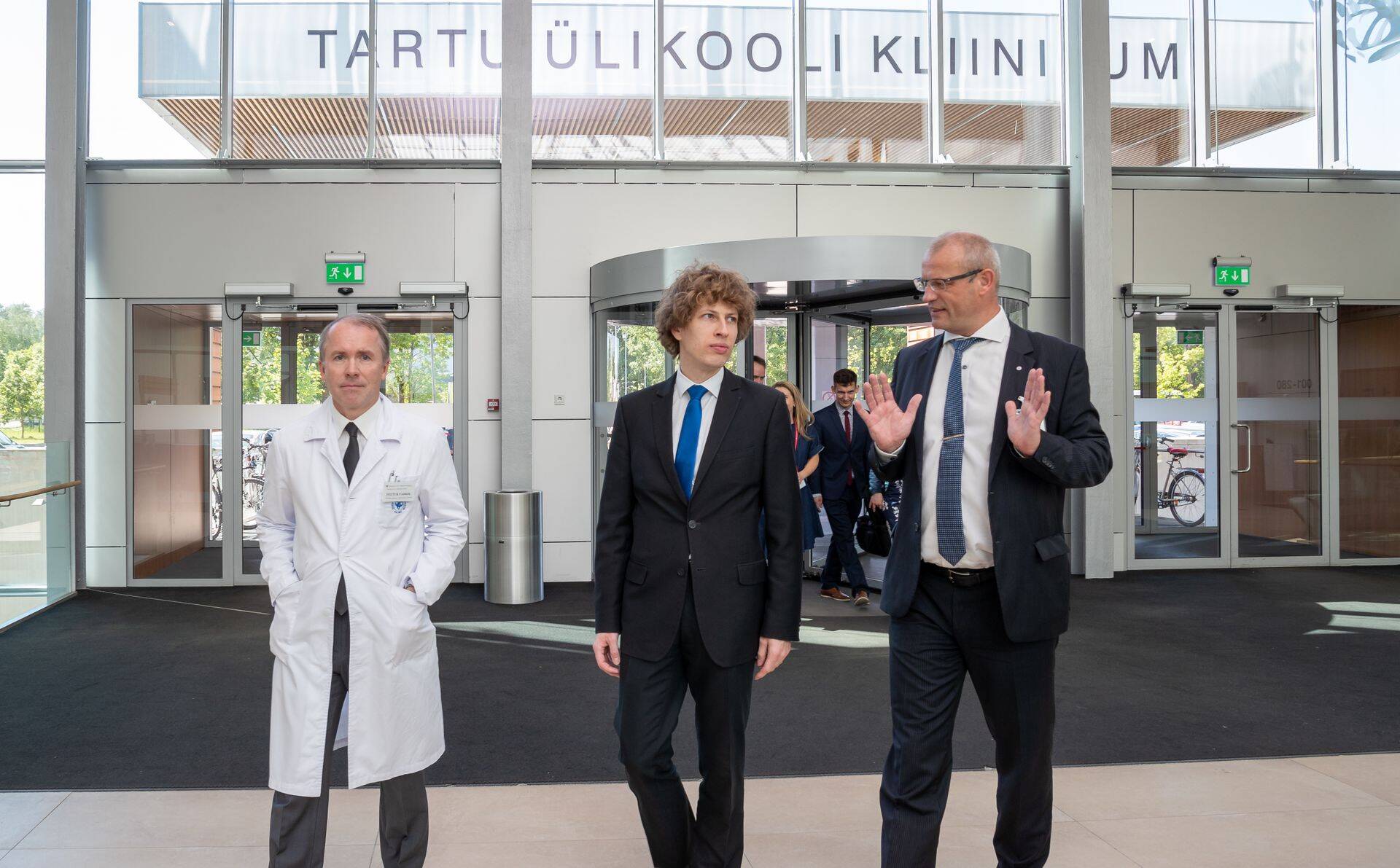 TÜK hematoloogia-onkoloogia kliiniku juhataja Peeter Padrik, sotsiaalminister Tanel Kiik ja TÜK juhatuse esimees Priit Eelmäe.