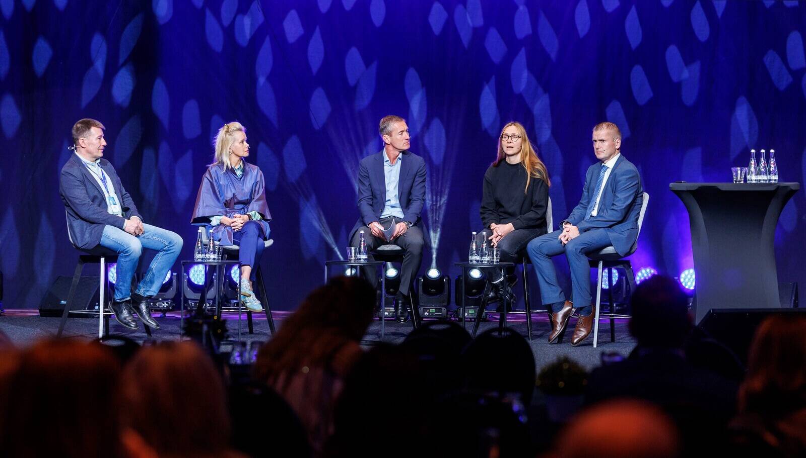 Pärnu finantskonverentsil arutlesid (vasakult) Urmas Somelar (Merko), Katrin Bats (Rimi), Kaarel Ots (Nasdaq Balti börs), Maria Tiidus (Alexela) ja Kuldar Väärsi (Milrem Robotics ja Frankenburg Technologies).