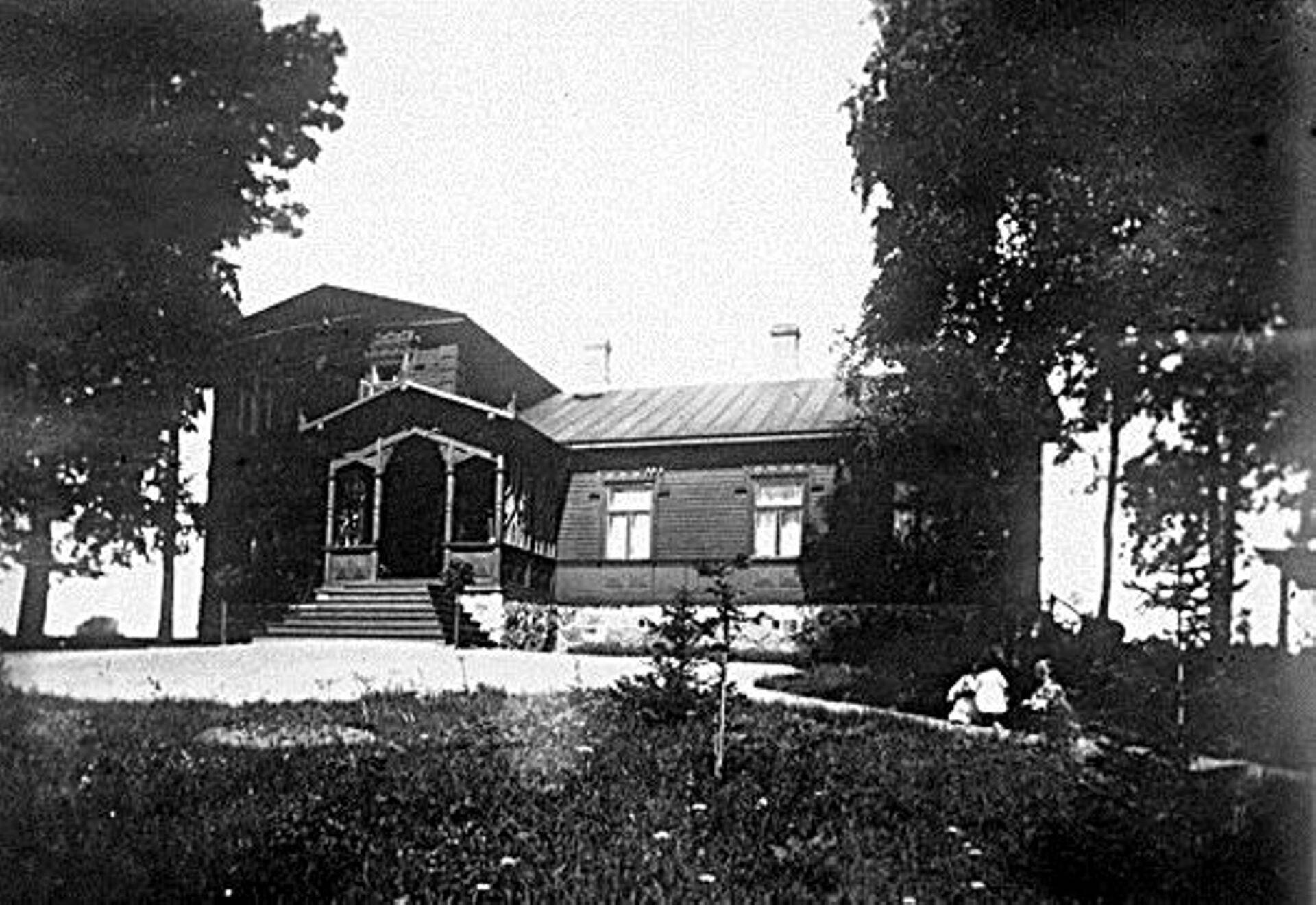 Emumäe mõisa härrastemaja umbes pool sajandit pärast Mahtra sõda. Foto aastast 1906.