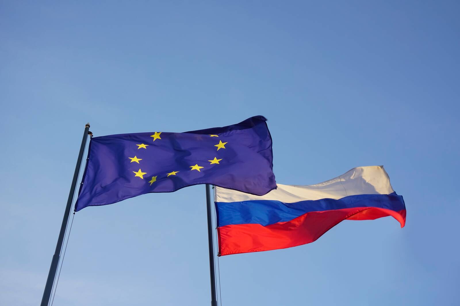 Новый пакет санкций запрещает проводить операции с банками и криптосервисами в России и третьих странах, которые способствуют проведению транзакций, направленных на поддержку российского оборонно-промышленного комплекса.