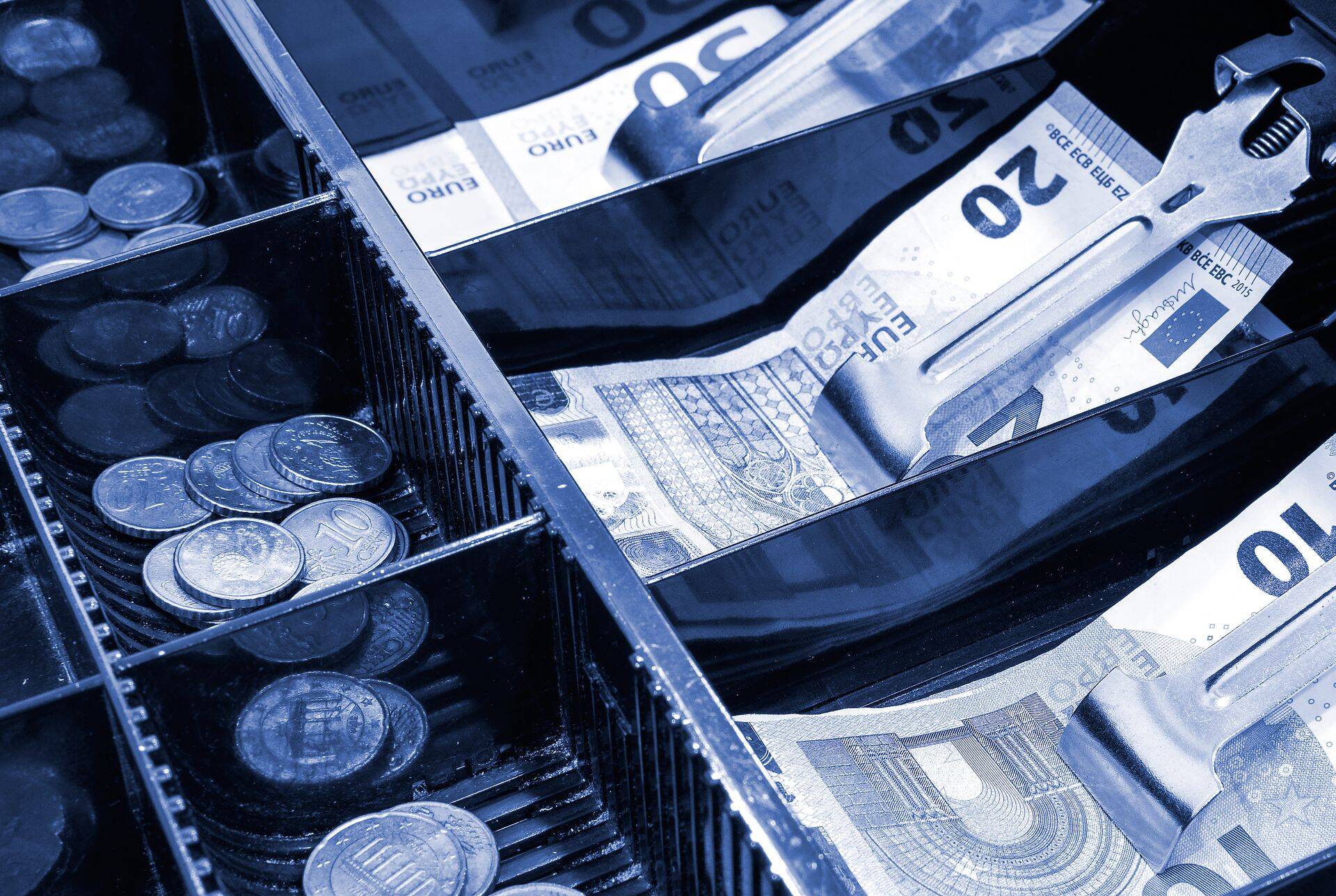 Предприниматель, например, может хранить наличные деньги в сейфе у себя дома, но обязан при необходимости предъявить их налоговой службе. Фото иллюстративное.