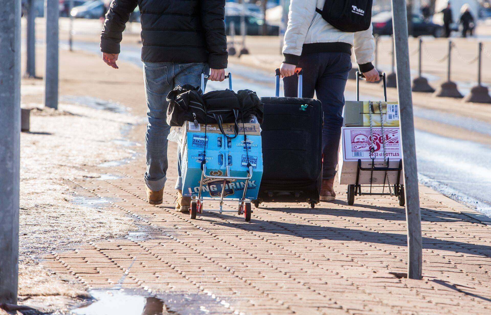 Eesti aktsiisitõusud ja Soome alkoholipoliitika leevendamine ei kahanda huvi piirikaubanduse vastu, leiab soome õlletootjate liit.