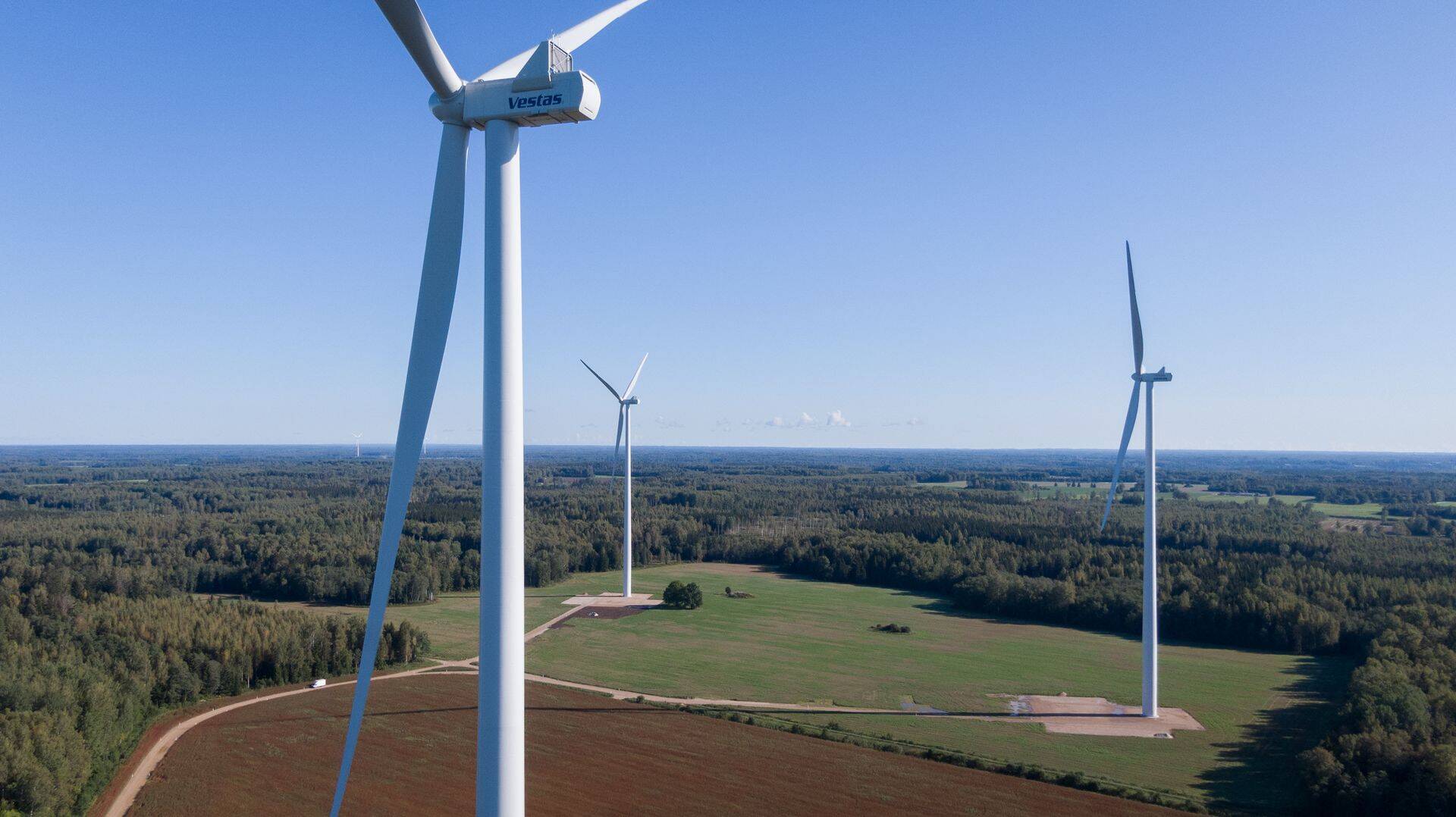 “Investeerides 1000 MW võimsusega 12 tunnise tööajaga salvestisse, oleks võimalik vähemalt pool aastat tuulest ja päikesest ära elada. Selleks tuleks ka päikeseparkide võimsust kahekordistada ning tuuleparke neljakordistada,” kirjutab Adam Erki Enok. Illustreerival fotol on Utilitase Saarde tuulepark.