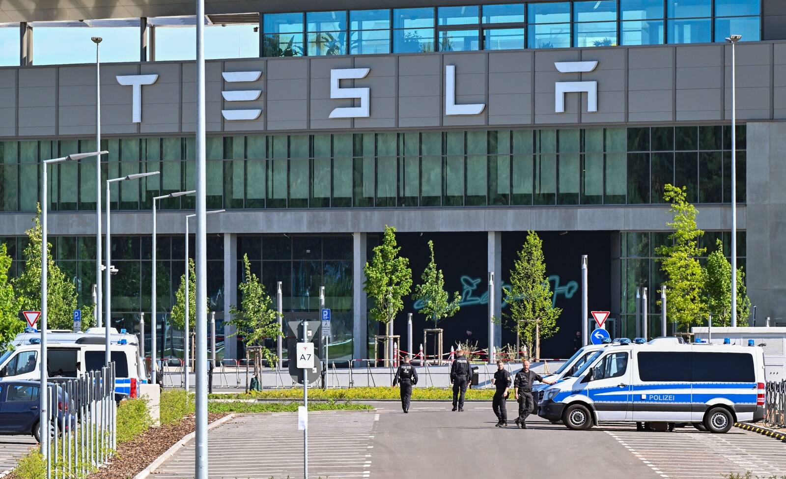 Илон Маск в начале мая распустил в Tesla практически всю команду подразделения, отвечавшего за сеть станций быстрой зарядки Supercharger.