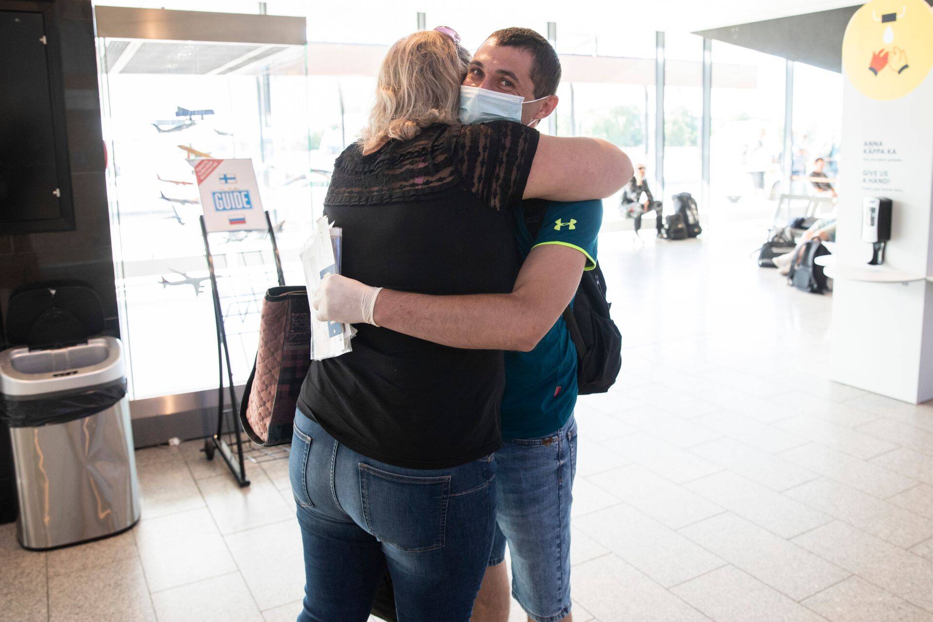 Osaühingu Viraito perenaine Ingrid Luik tervitas platsilüpsjat Slavat täna lennujaamas sooja embusega.