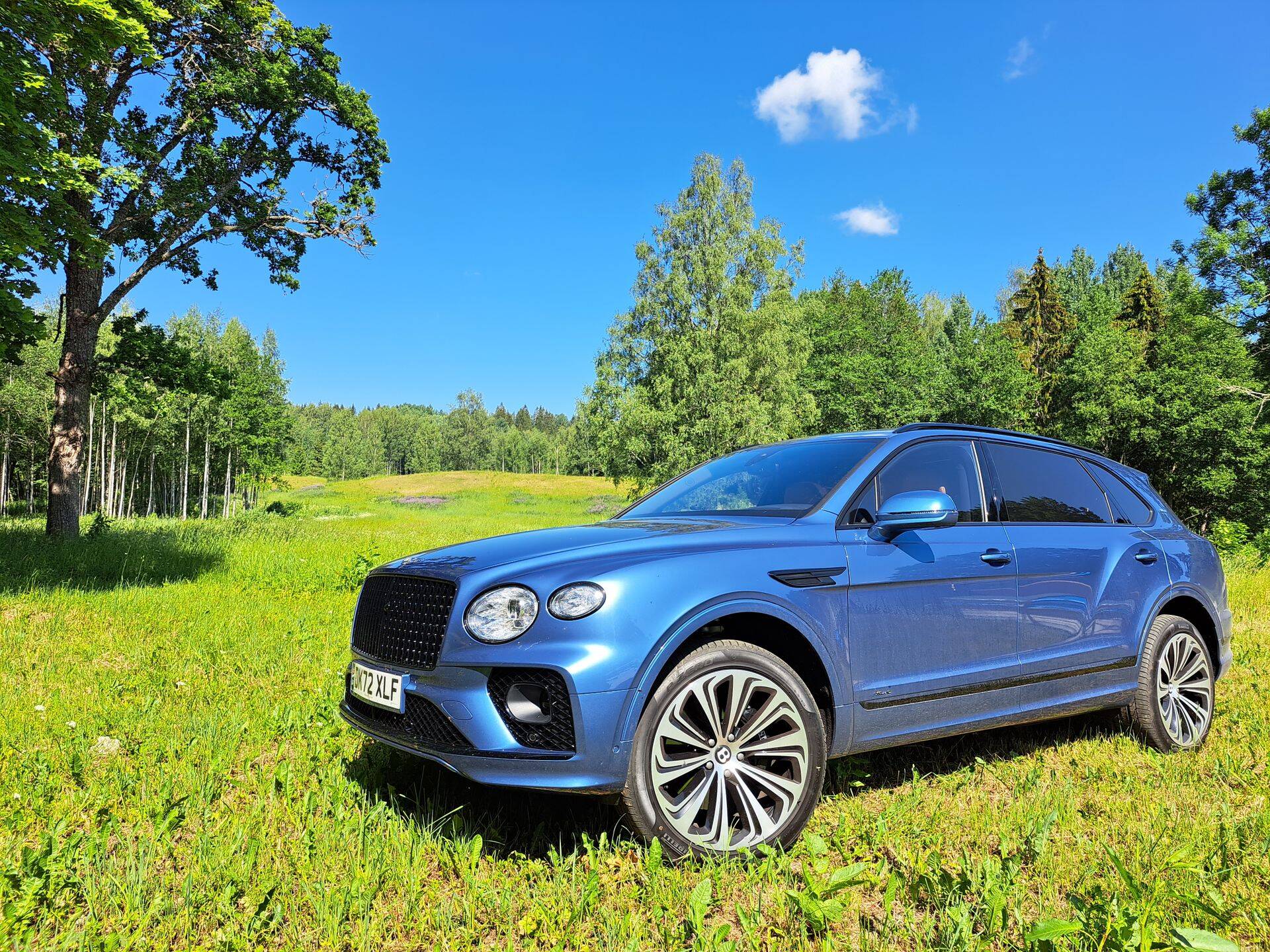 Pikendatud teljevahega Bentley Bentayga, lisatähisega EWB, massiivsed tagauksed reedavad, et kõik juurde kasvanud 18 sentimeetrit läksid tagaritta.
