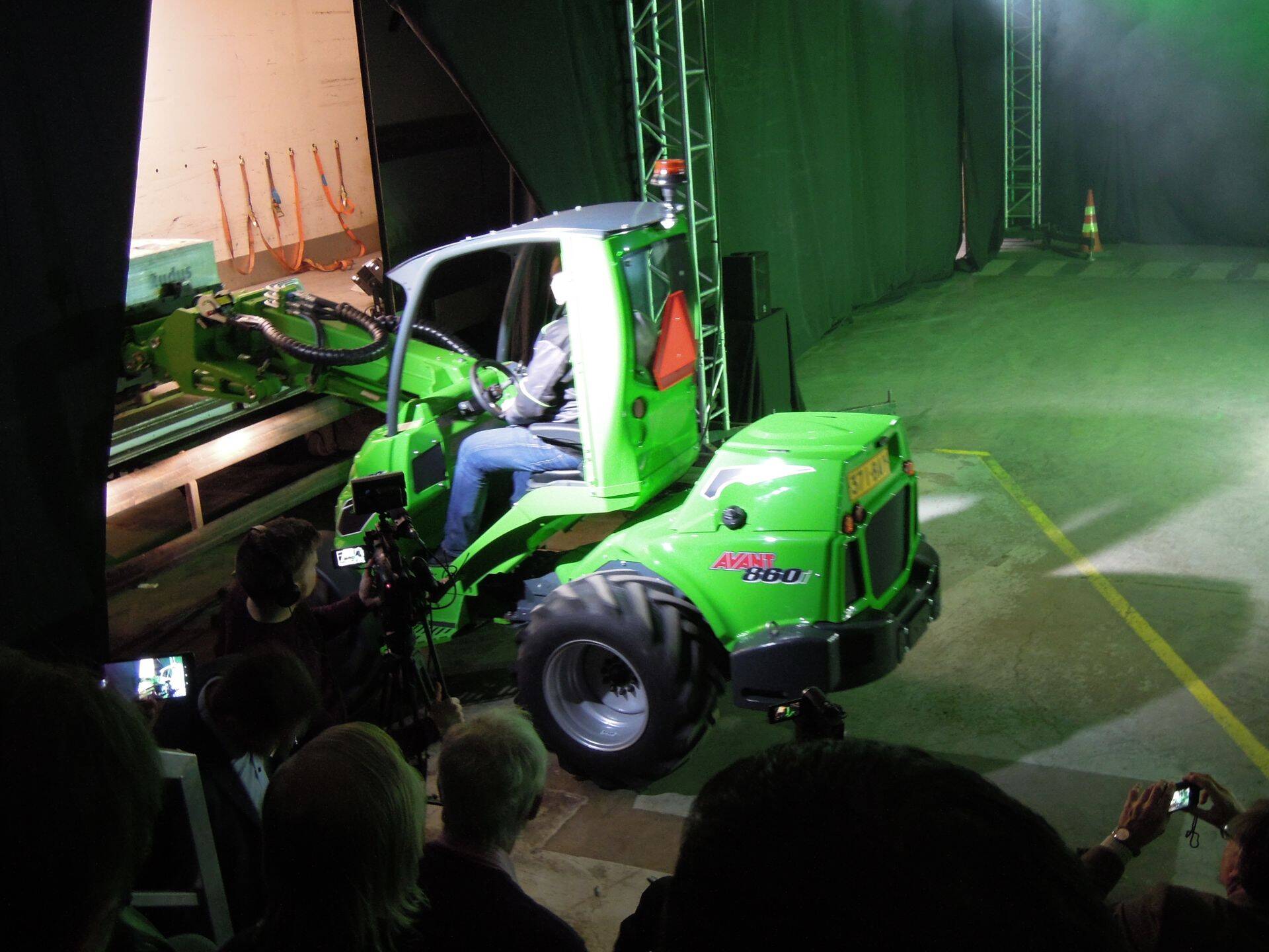 Raske aluse saab teleskooptõstuki abil paigutada haagise kaugemasse serva.