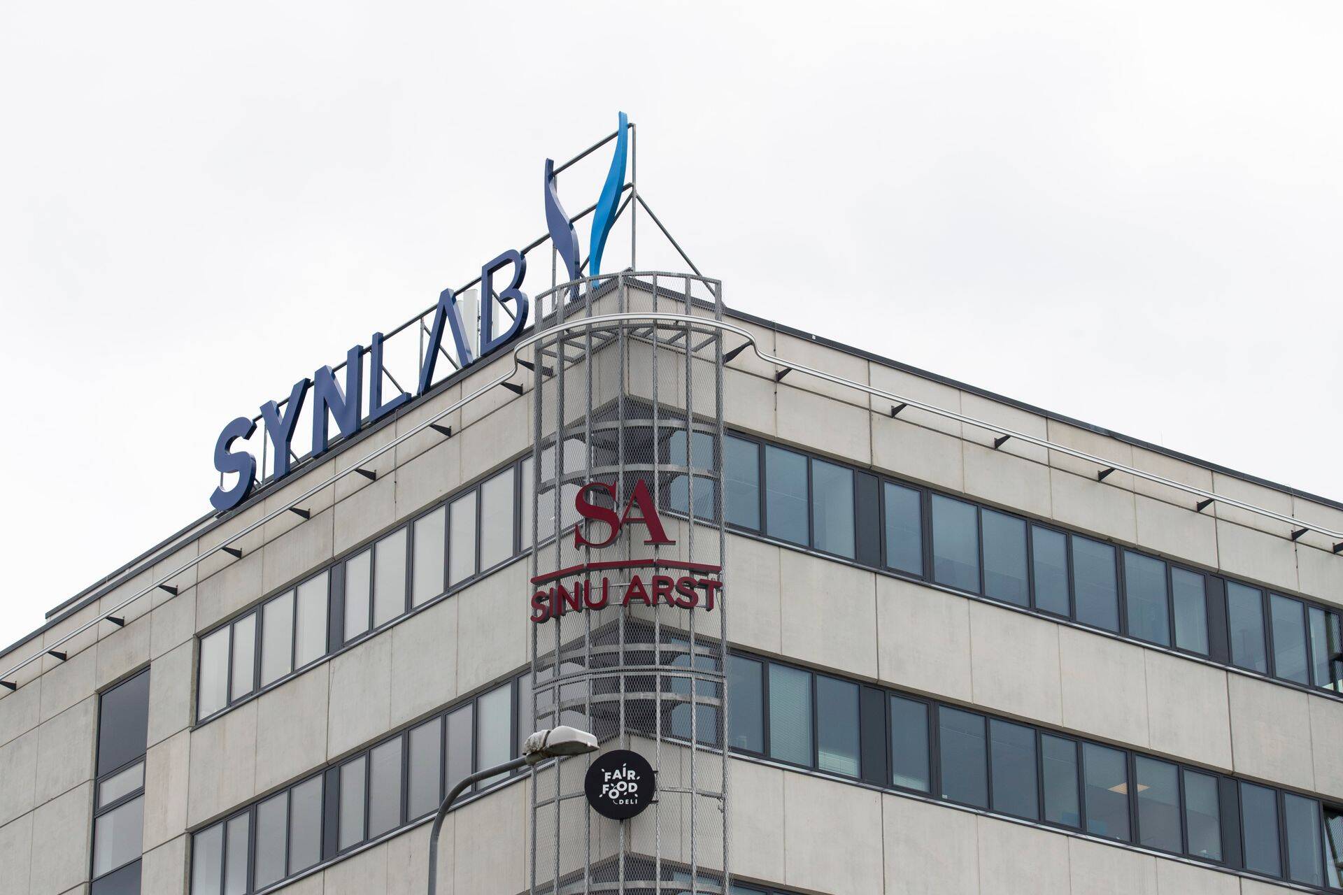 Во время пандемии Synlab активно набирала новых сотрудников, однако в 2022 году объемы работы снизились, и компании пришлось объявить о сокращениях.