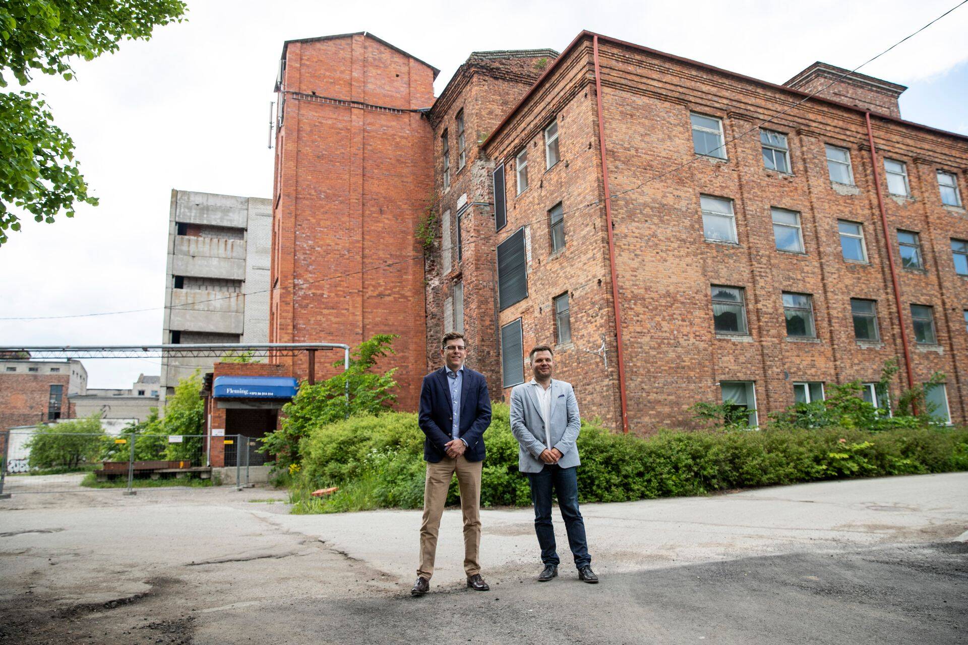 100 miljonit eurot maksva mineva Manufaktuuri kvartali arendajad Hepsori juhatuse liige Henri Laks (vasakul) ning Tolaram Investmentsi juhatuse liige Tarvo Teder.