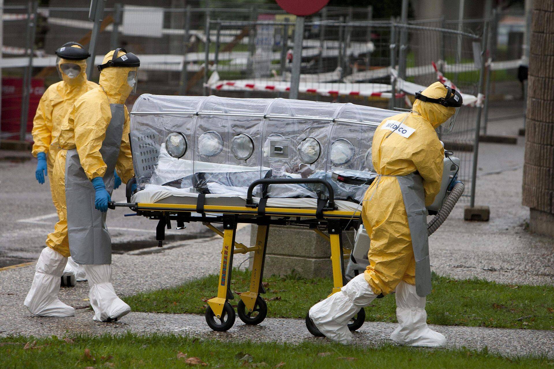 Töötajad Ebola viirusesse nakatunud transportimas.