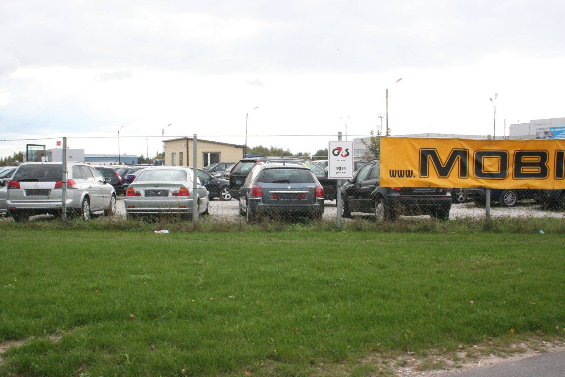 Kasutatud autode müügiga tegeleva Delfi Grupp OÜ müügiplats Tartus. Järgmise aasta kevadest nad enam klientidele auto müüki järelmaksuga pakkuda ei saa.
