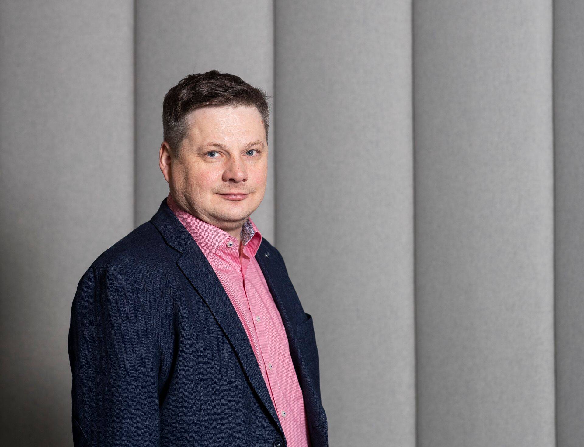 “Ei pea olema hiromant, et saada aru: kui Lääne-Virumaal midagi teisiti tegema ei hakata, siis jääbki see maakond lohisema noori ligi tõmbava Tallinna ja Tartu ning suurt abirahade kasvu nautiva Ida-Virumaa sabas,” kirjutab Lääne-Virumaa Uudiste peatoimetaja Aivar Hundimägi.