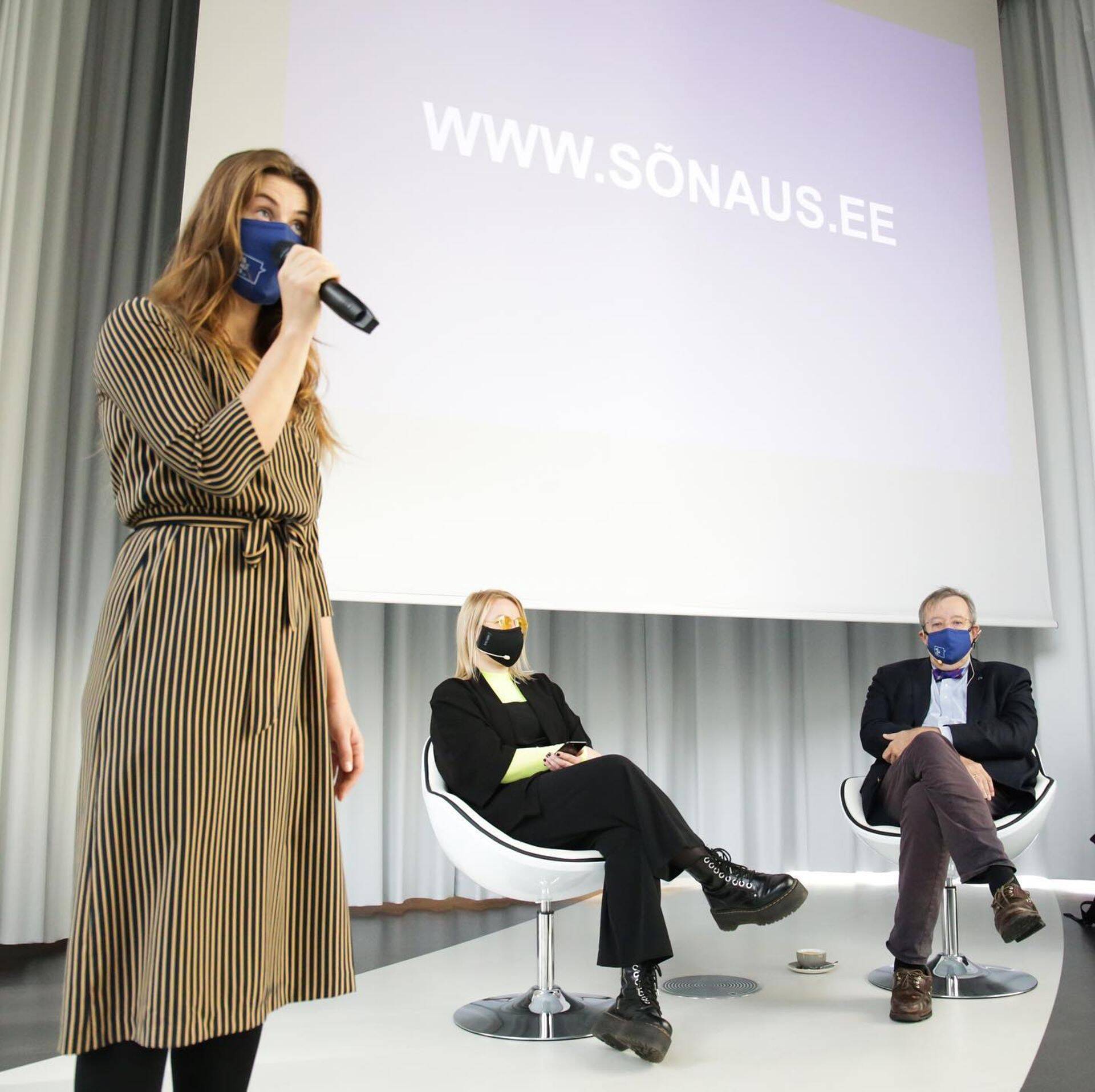 Toomas Hendrik Ilves koos korraldajatega Sõnause esitlusel.