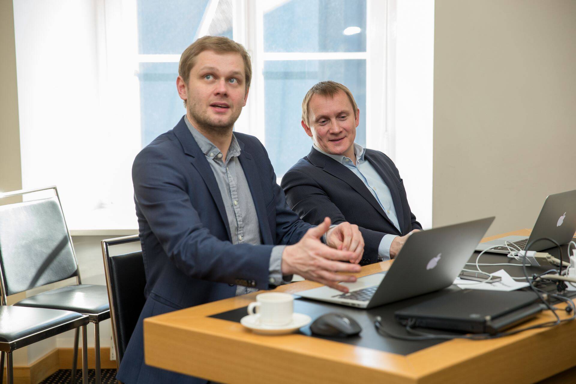 Tallinna Sadama nõukogu esimees Remo Holsmer (esiplaanil) leidis, et Eesti Raudtee maine sai kahjustada.