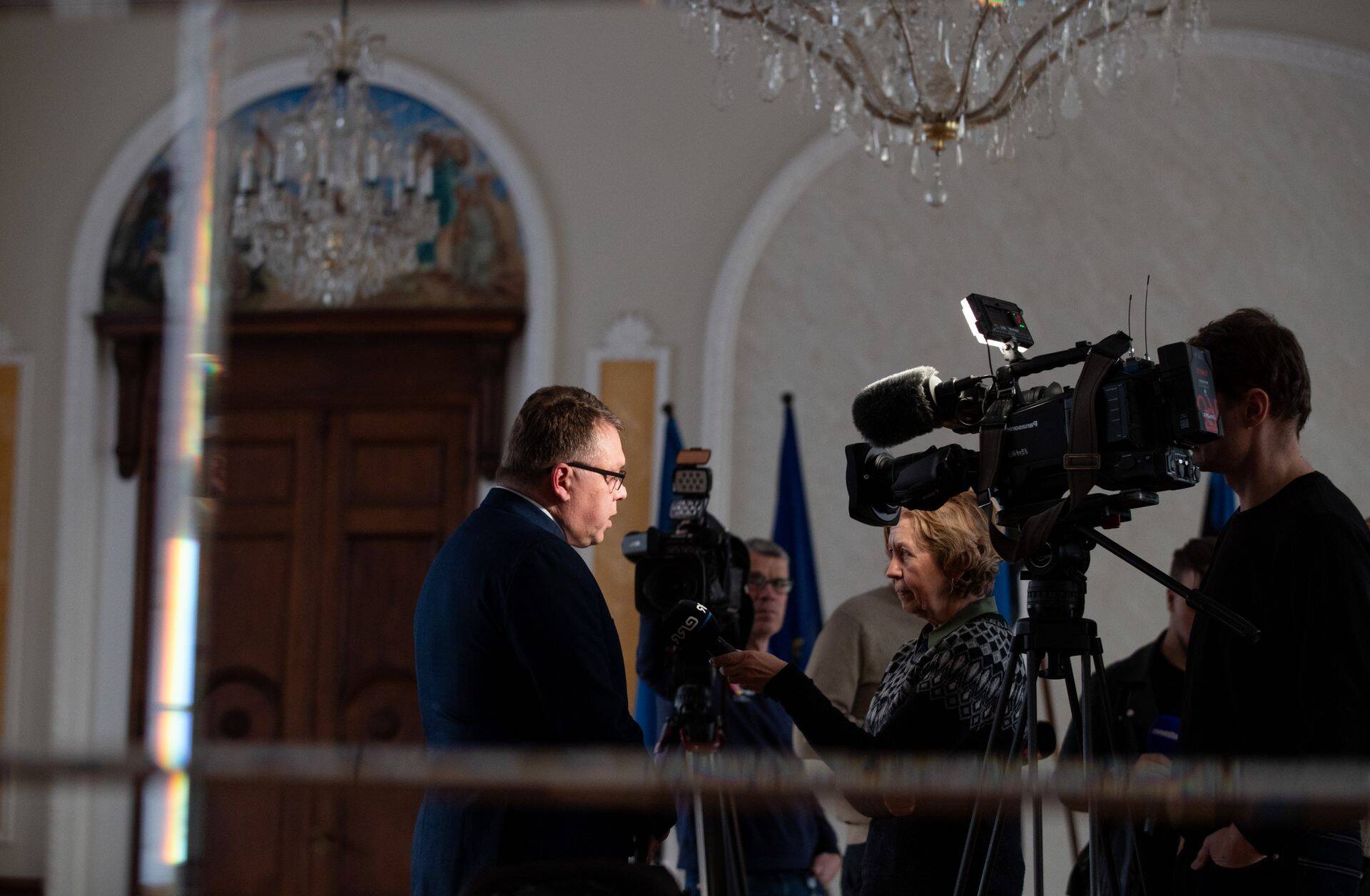Riigikogu esimees Lauri Hussar ajakirjanikele selgitusi jagamas.