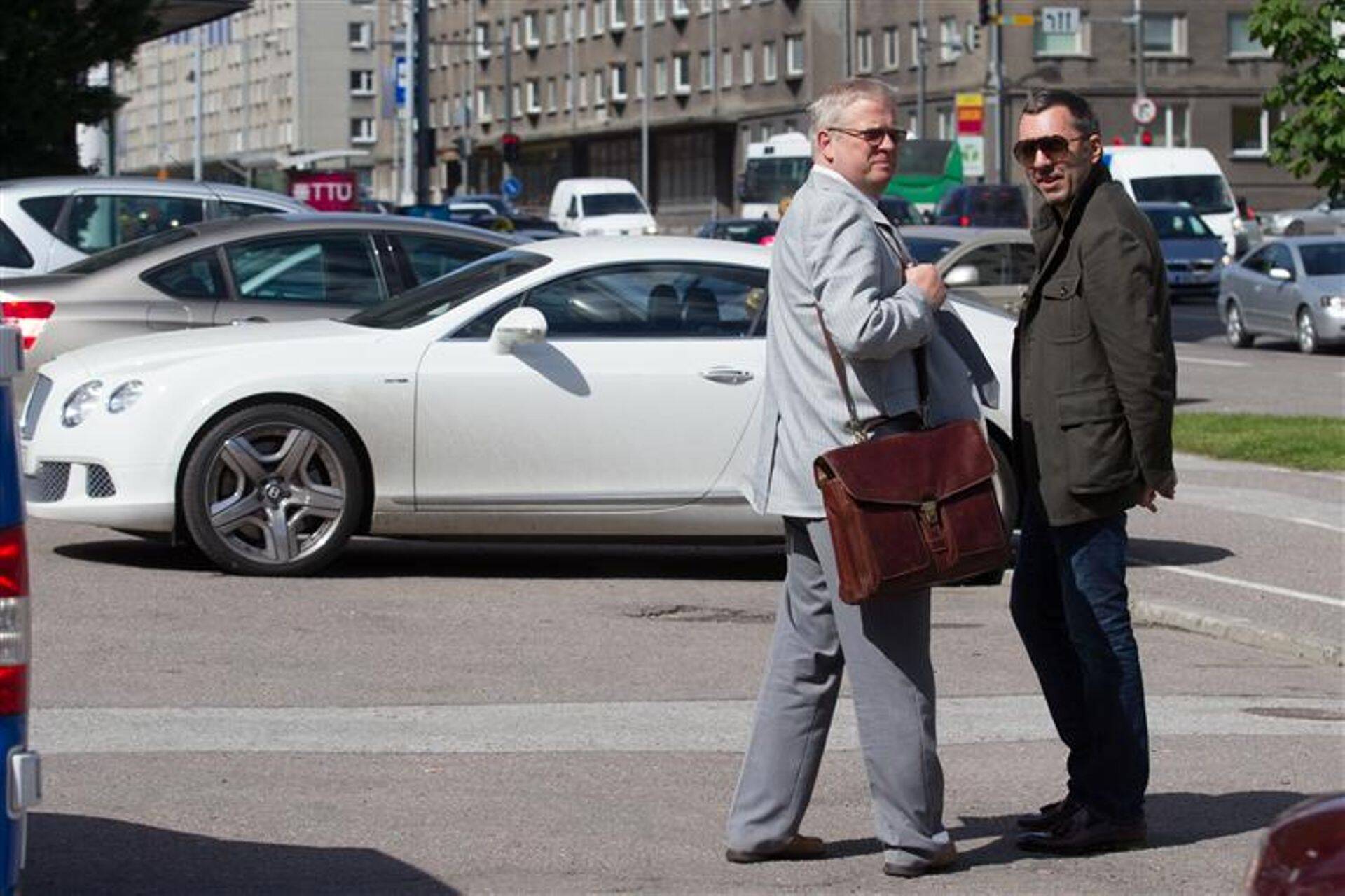 Vasakul advokaat Aadu Luberg ja paremal Oleg Belokrõlov, kes jäi kohtus süüdi, ent lahkus pärast otsuse väljakuulutamist valge Bentlyga.