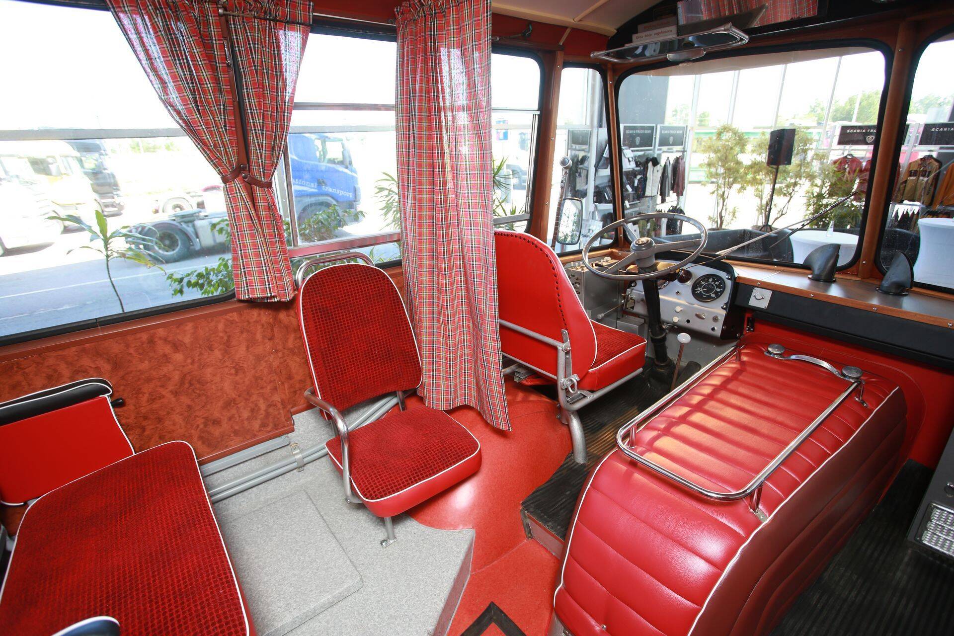 Võrus taastati ajastutruult ligi pool sajandit vana Scania buss.