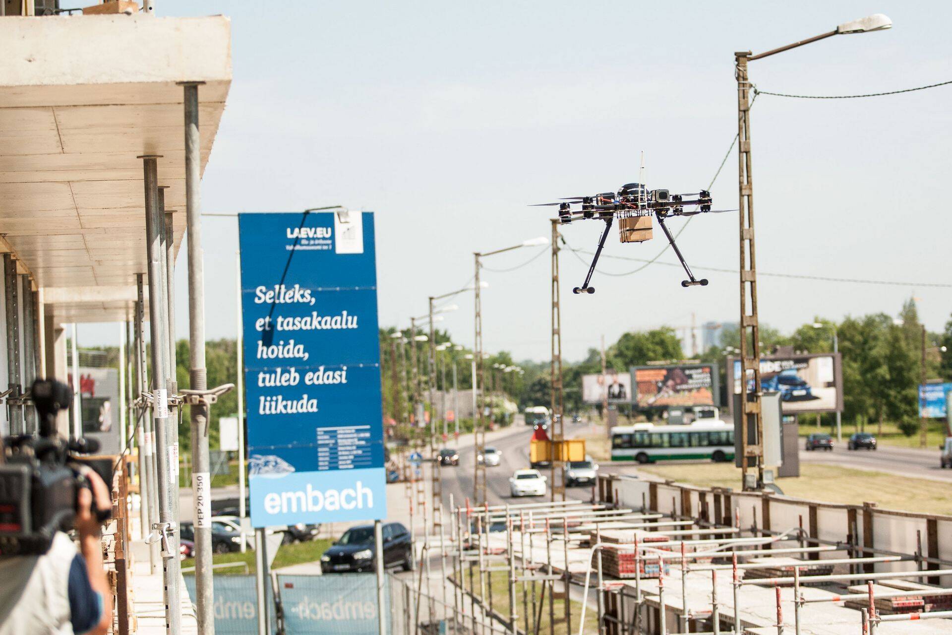 Elu- ja ärihoone LAEV nurgakivitseremoonial lennutati silinder nurgakivisse asetamiseks kohale drooniga.