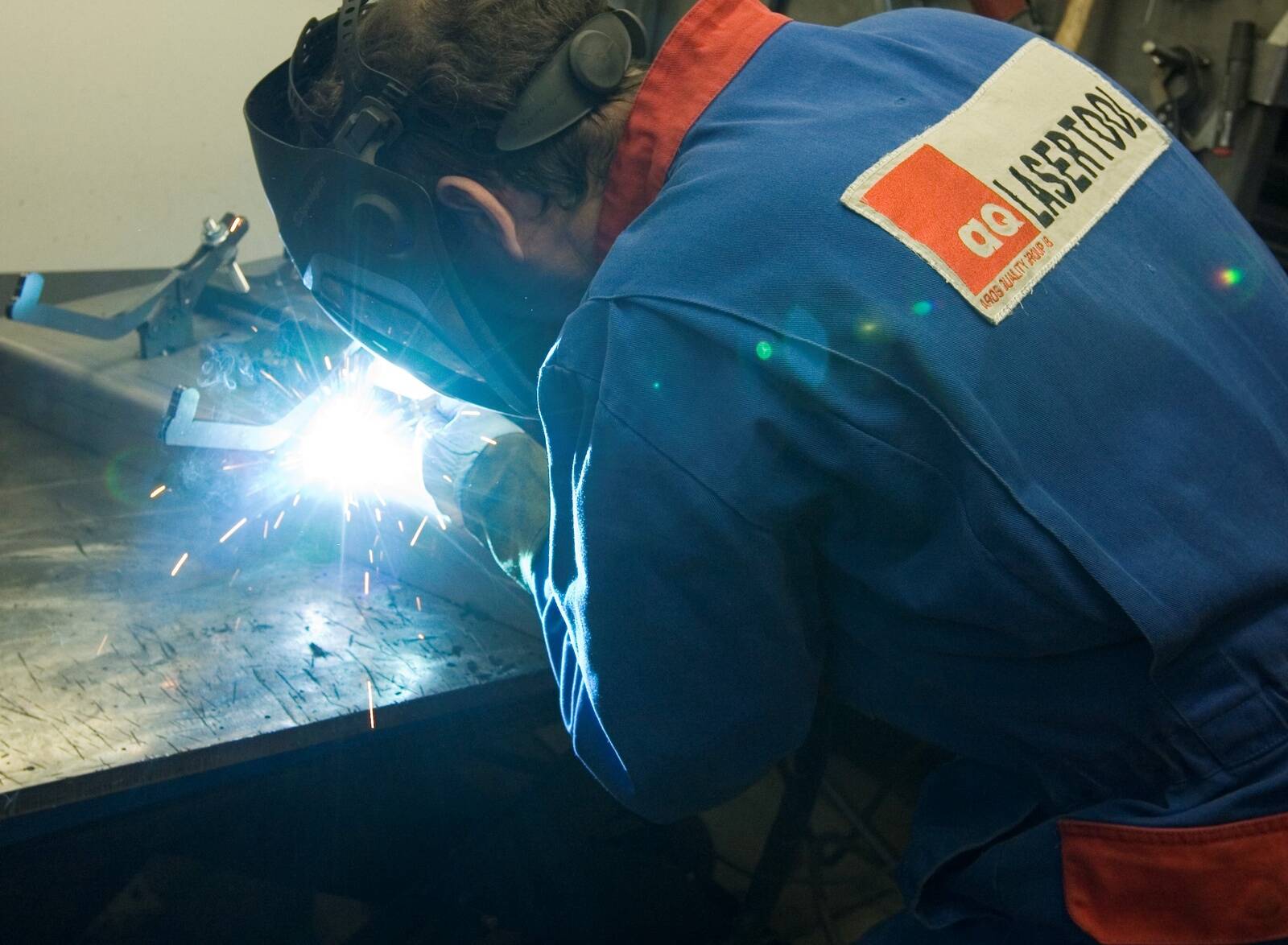 Peamiselt tarbesõidukitele, pileti- ja pangaautomaatidele ning tuugenitele teraskonstruktsioone valmistava AQ Lasertooli kõigi töötajate keskmine brutopalk on kvartaliga läbi teinud korraliku hüppe tõustes 27% võrra 1959 euro pealt 2498 euroni ehk 539 eurot suurem. Suurim kõigi töötajate keskmine brutopalk on Pärnumaa suurematest tööstusfirmadest jätkuvalt Ruukkis - brutopalk 3511 eurot. Üle 3000-eurone brutopalk oli veel firmas Tootsi Turvas töötajatel. Suurim langeja oli Matek.