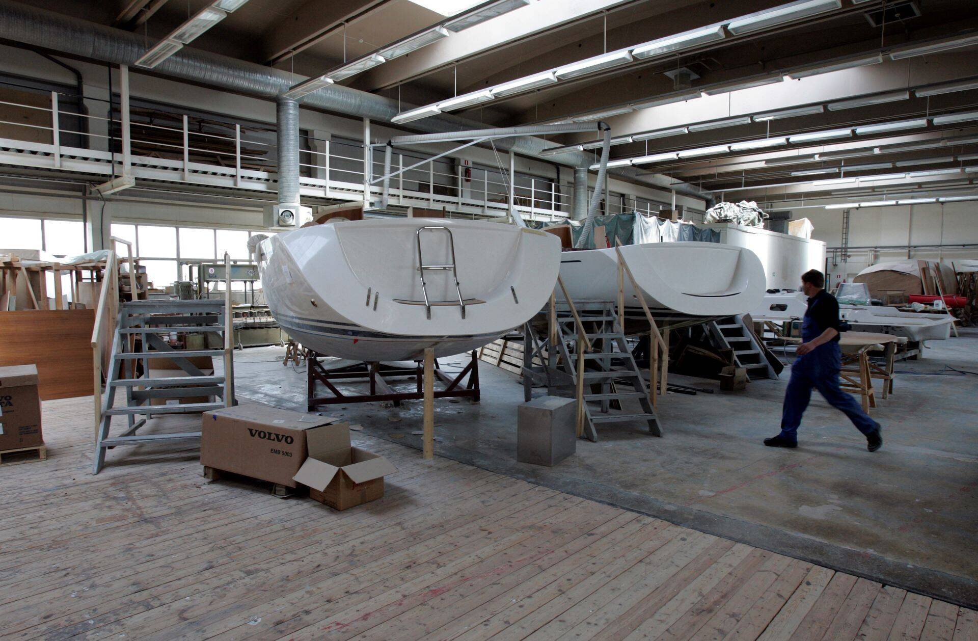 Сборка яхт в эллингах (иллюстративное фото).
