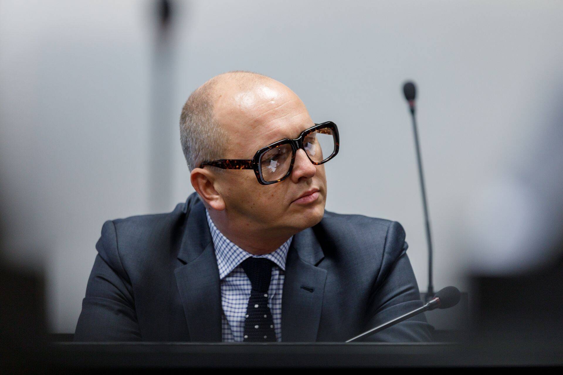 Aastaid madalat profiili hoidnud firmamatja Kalev Sakjas jäi täna kaamera ette.