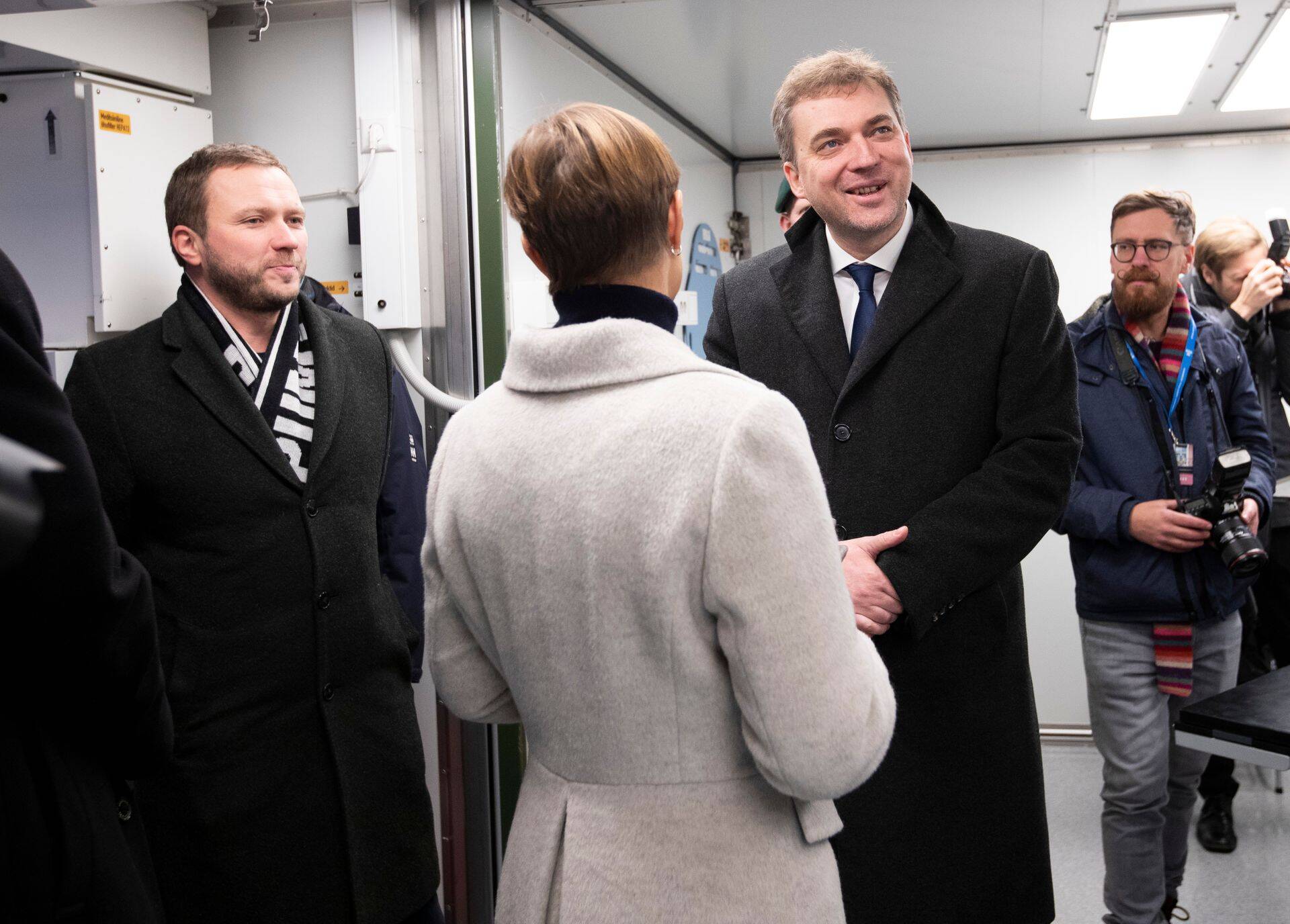 President Kersti Kaljulaid (keskel) ja Semetroni esindaja Margus Tsahkna (vasakul) tutvustasid 2019. aasta novembris Ukraina kaitseministrile Andri Zagorodnjukile Eesti kaitseväe välihaiglat. Nüüd selgus, et Tsahkna lobistas hea diili ärimees Margus Linnamäele.