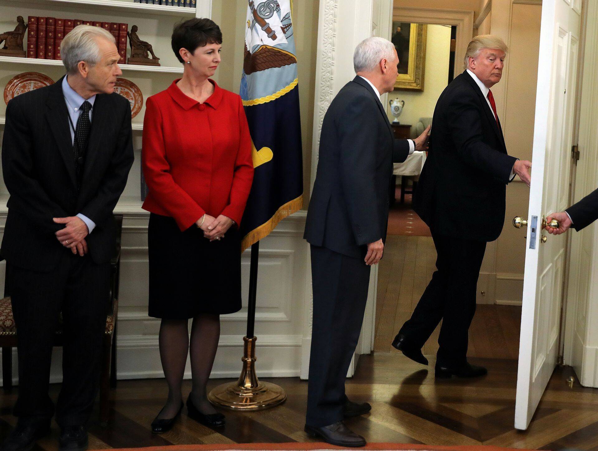 Donald Trump lahkus korralduste allkirjastamise tseremoonialt allkirja andmata, allkirjastades dokumendid hiljem.