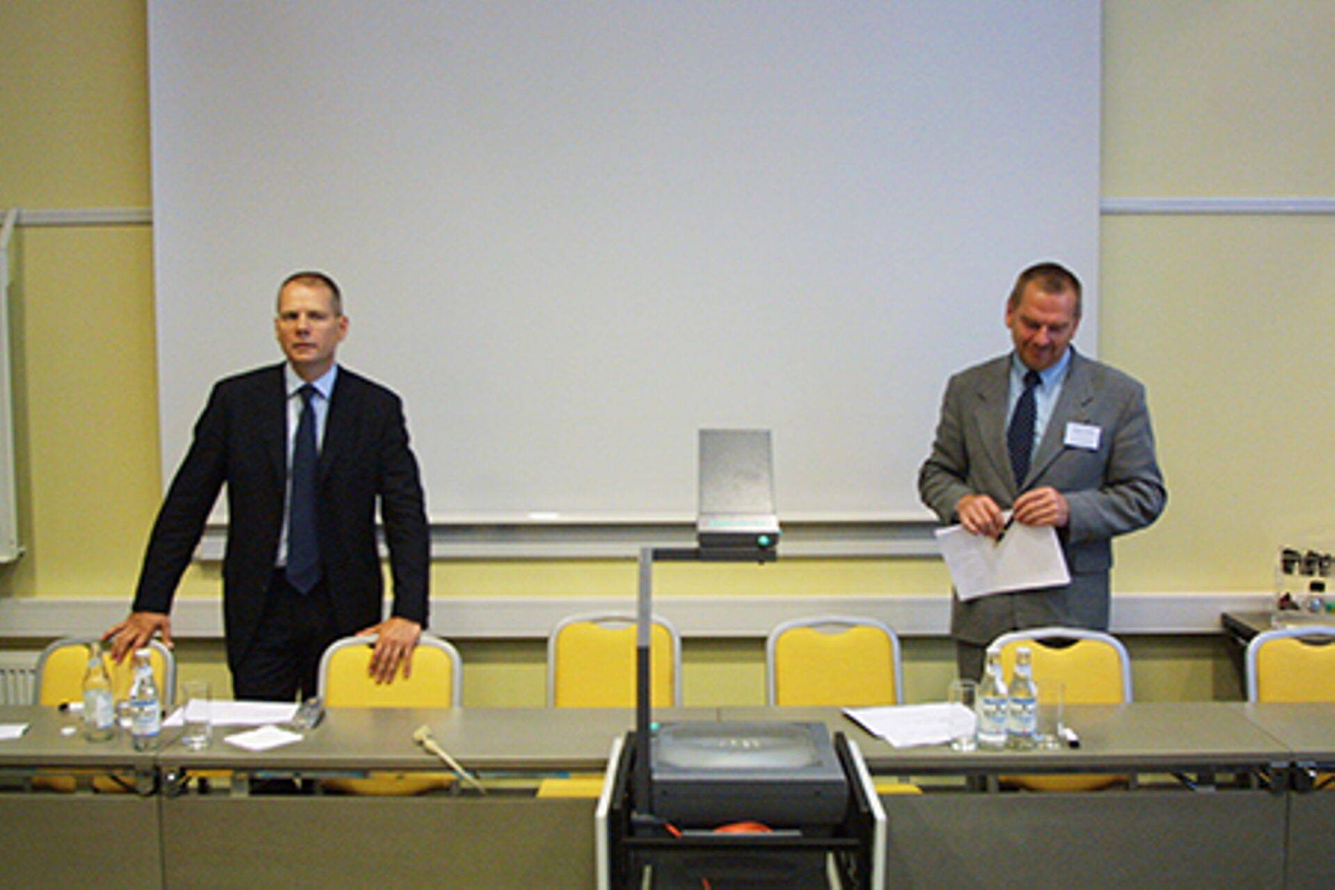 Sylvesteri müügitehing avalikustati 15. augustil 2002. Samal päeval toimunud pressikonverentsil ja ka hiljem pole aga asjaosalised olnud nõus avalikustama tehingu täpset hinda. Fotol Stora Enso Timberi esindaja Arno Pelkonen (vasakul) ja Mati Polli.